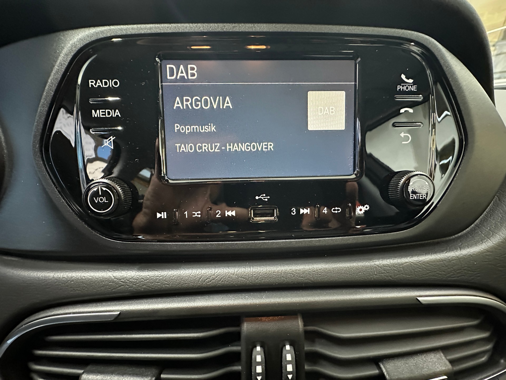 FIAT Tipo 1.5 Hybrid Station Wagon Cult-image-11