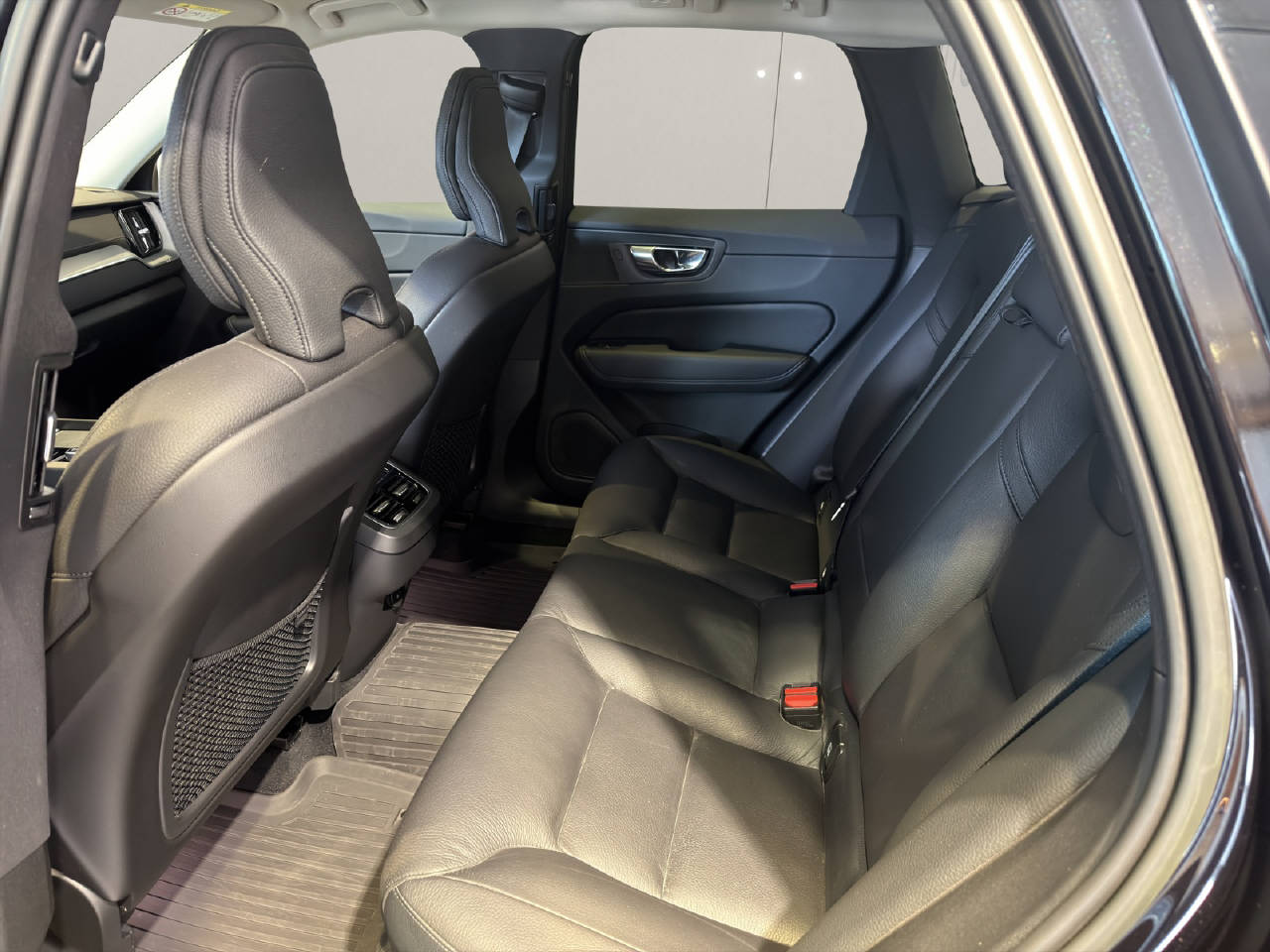 VOLVO XC60 2.0 B5 MH Ultimate Dark AWD-image-5