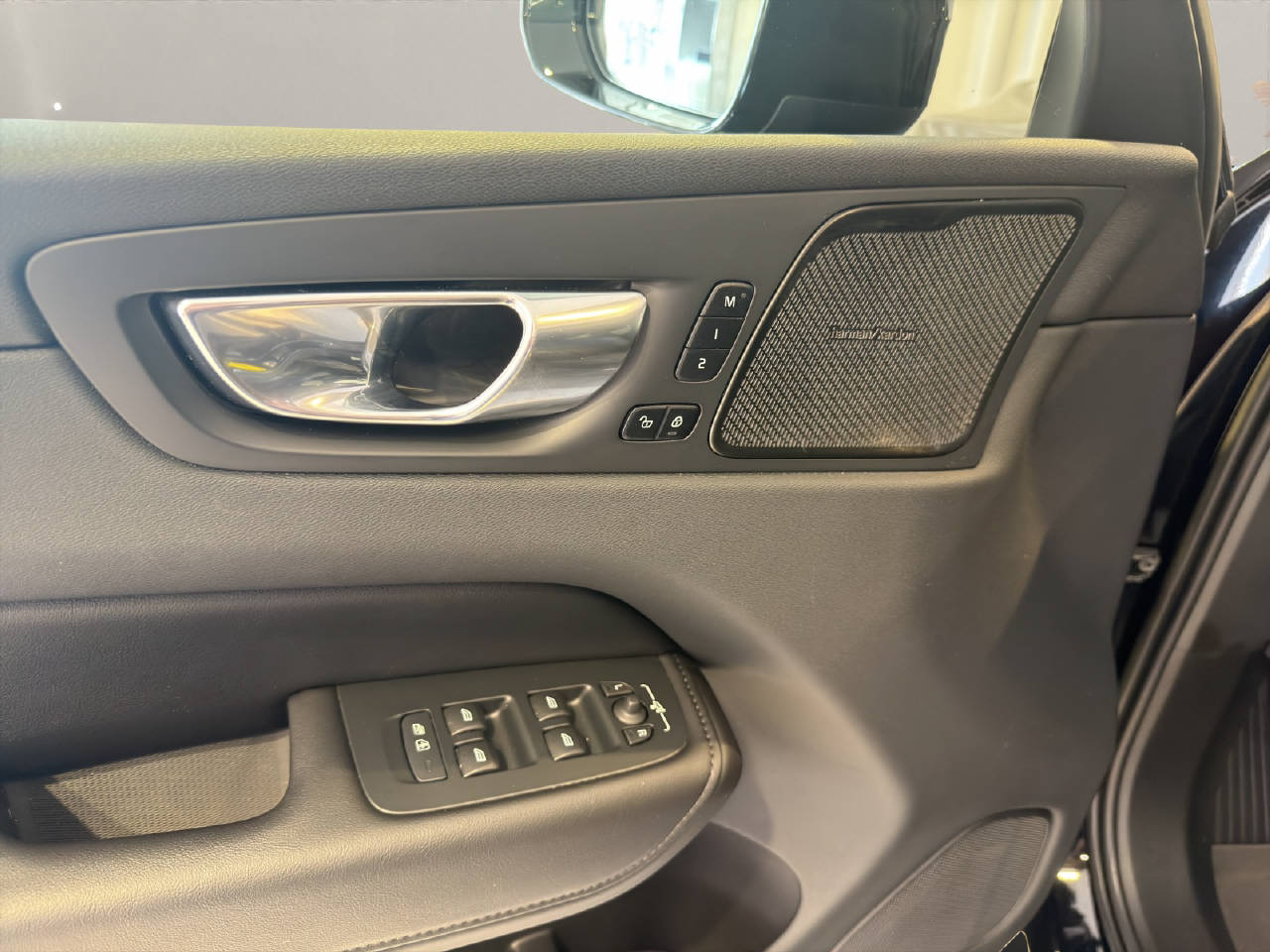 VOLVO XC60 2.0 B5 MH Ultimate Dark AWD-image-14