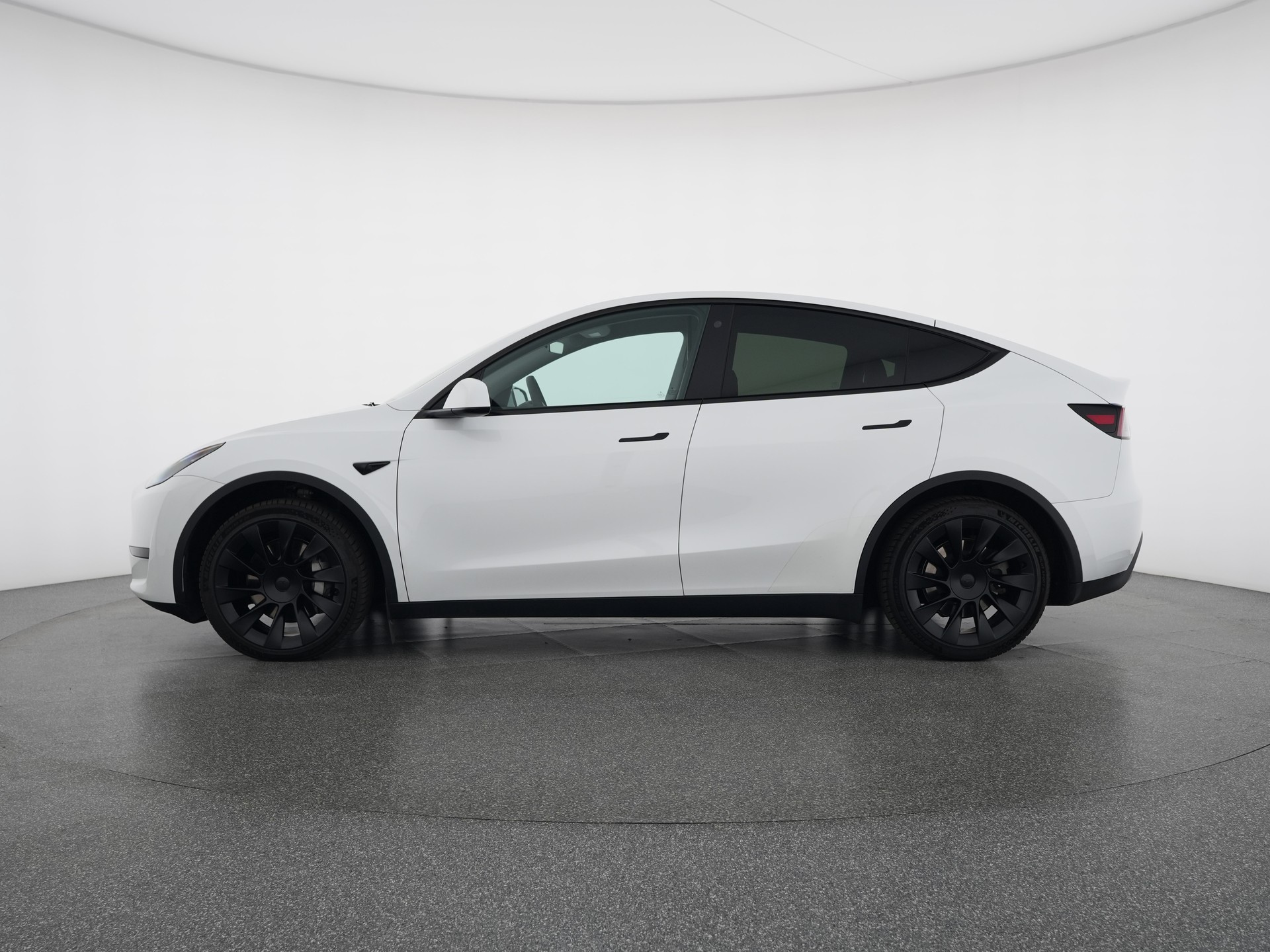 TESLA Model Y RWD-image-1