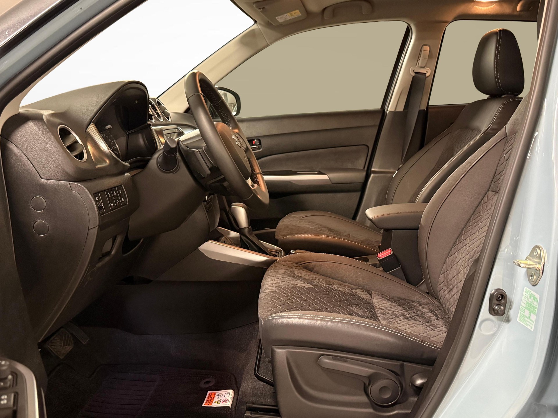 SUZUKI Vitara 1.4 T Sakura Top Hybrid 4x4-image-9