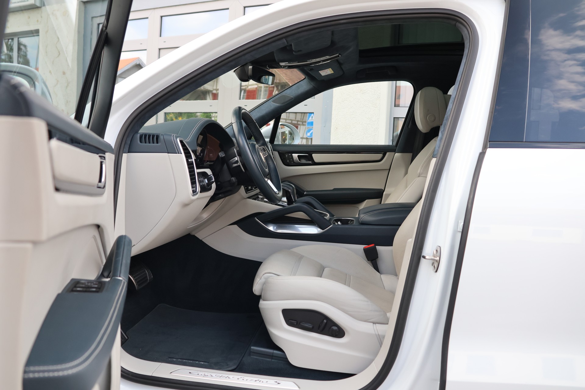 PORSCHE Cayenne Turbo S E-Hybrid (CH) + 3.0T AHK-image-9