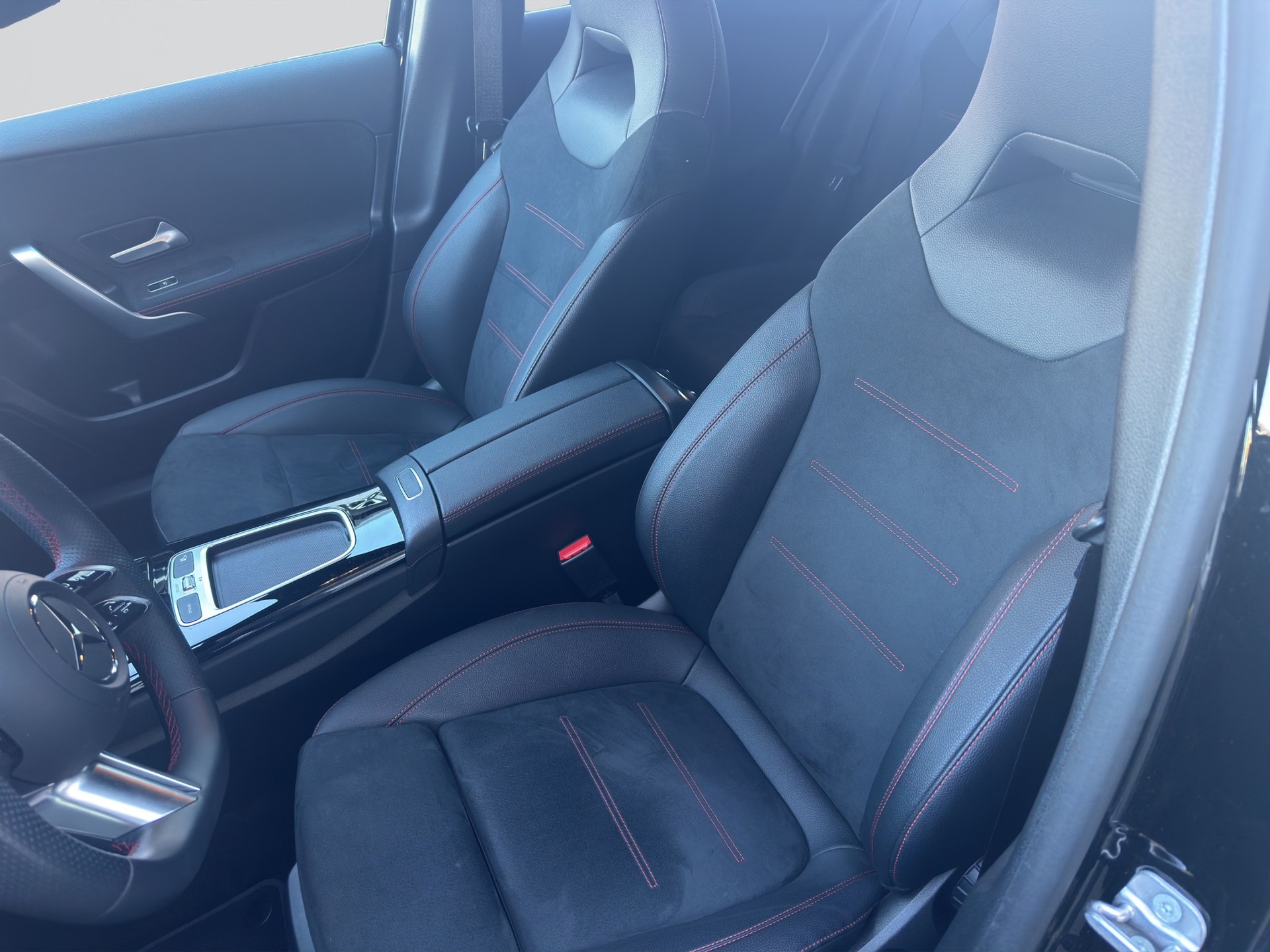 MERCEDES-BENZ A 220 4Matic 8G-DCT AMG Line Night-image-6