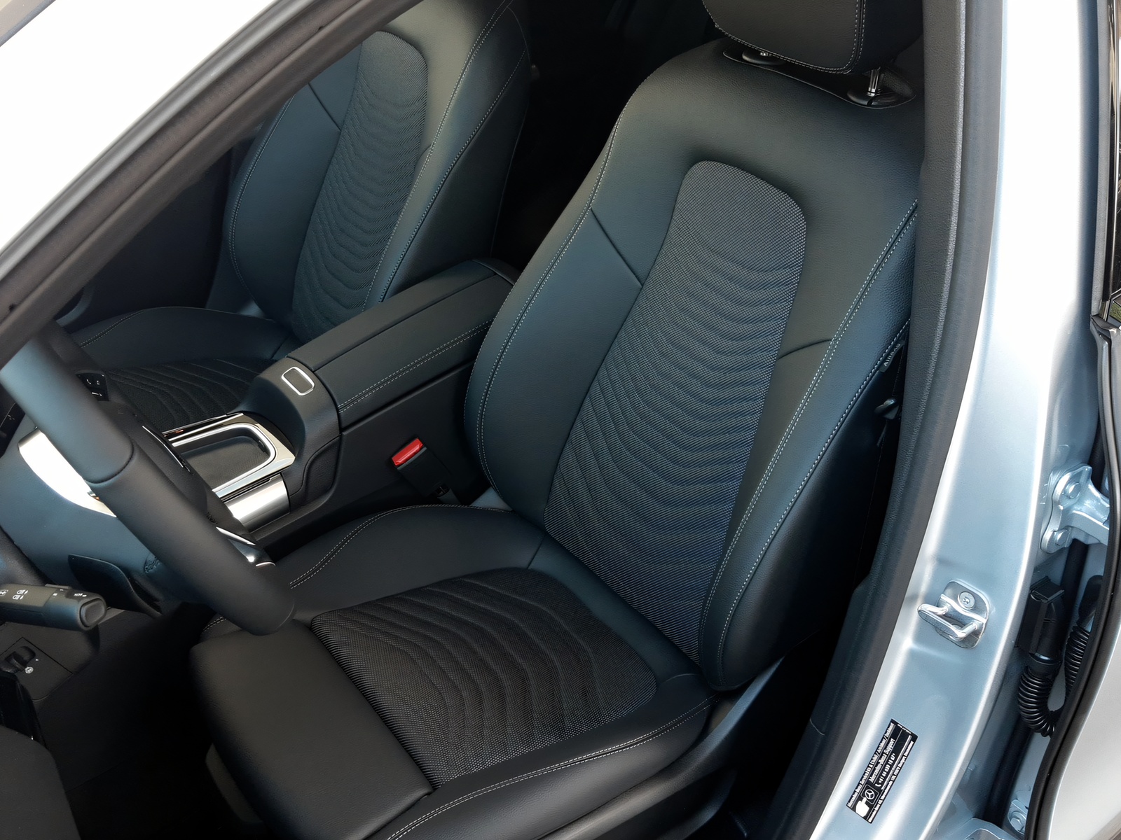 MERCEDES-BENZ GLA 200 Night-image-5