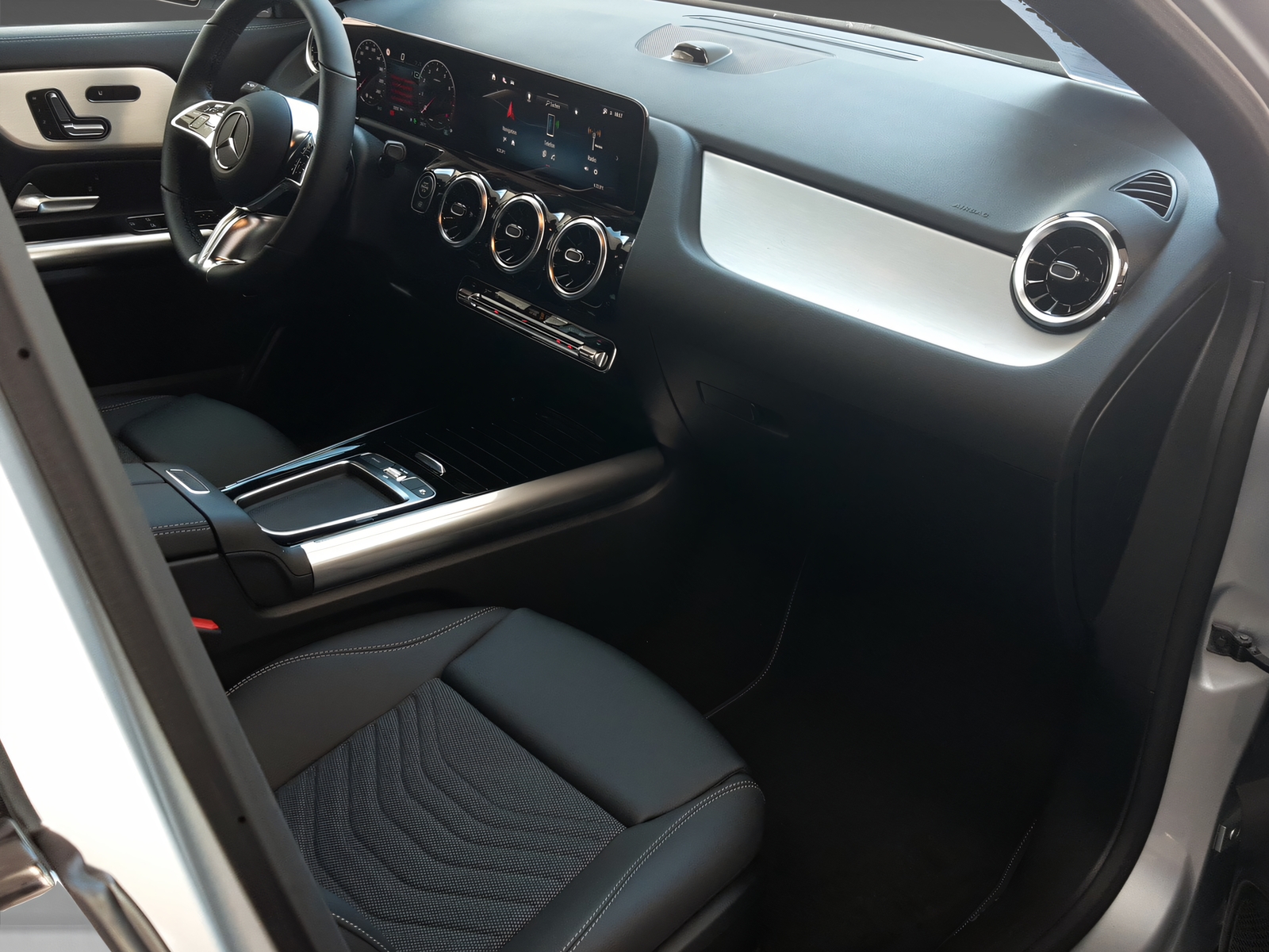 MERCEDES-BENZ GLA 200 Night-image-7