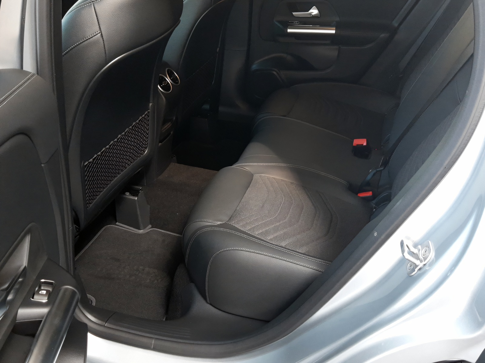 MERCEDES-BENZ GLA 200 Night-image-9