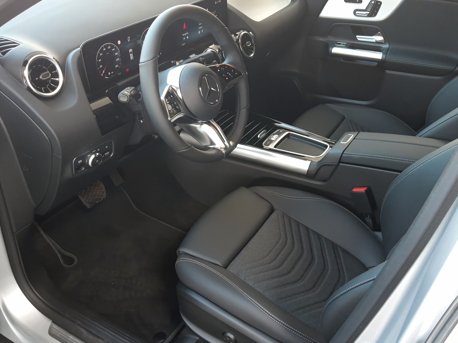 MERCEDES-BENZ GLA 200 Night-image-6