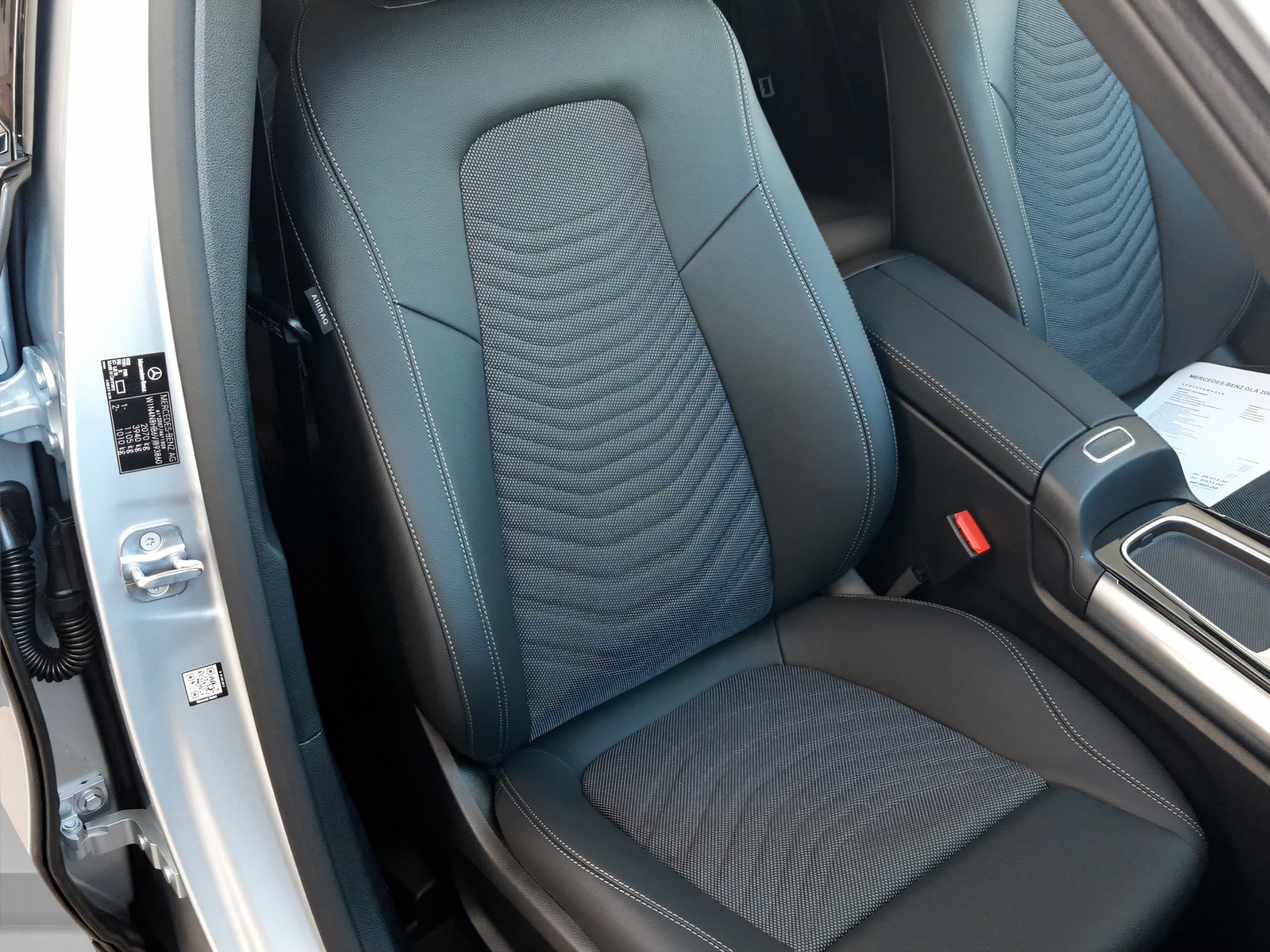 MERCEDES-BENZ GLA 200 Night-image-10