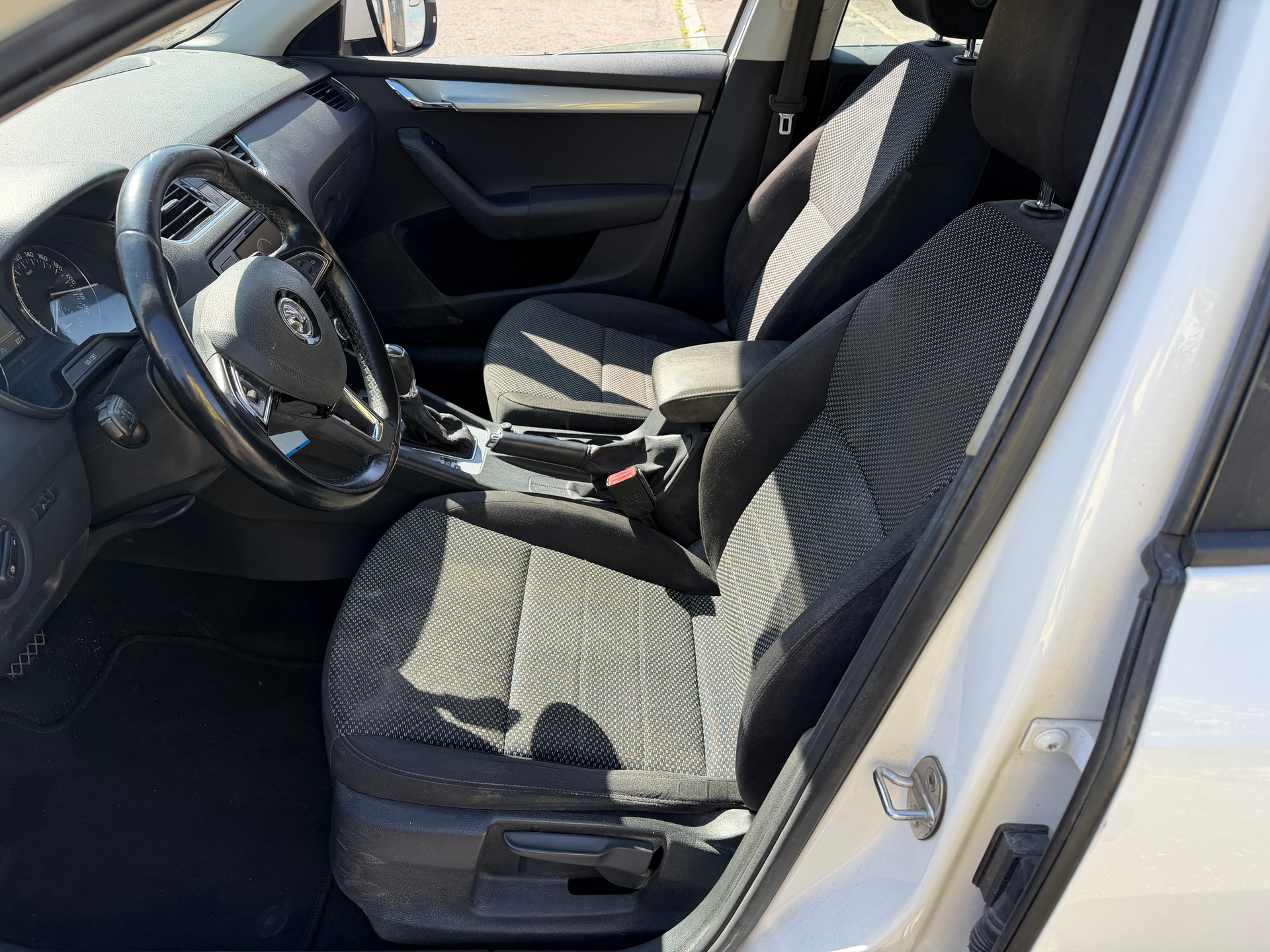 SKODA Octavia Combi 1.6 TDI Style DSG-image-7