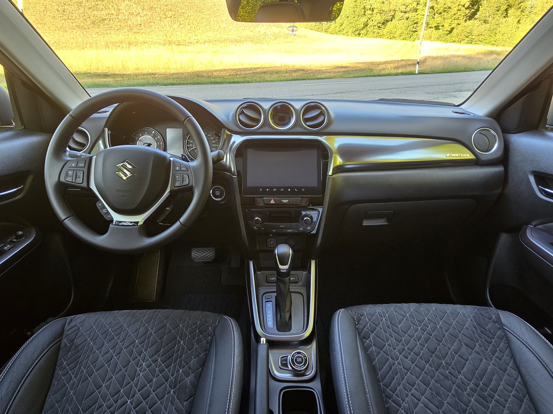 SUZUKI Vitara 1.5 Hybrid Piz Sulai Top 4x4-image-3