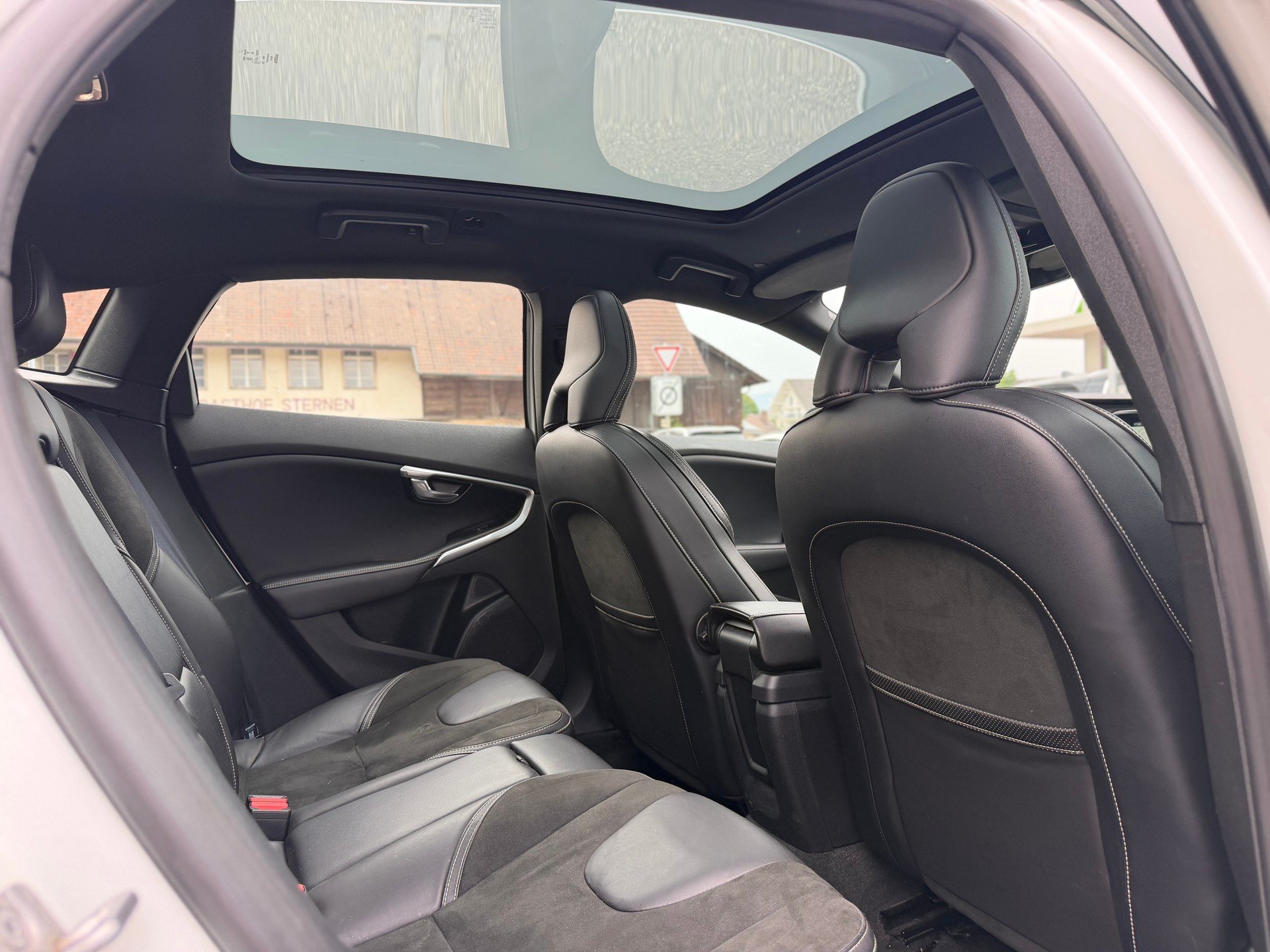 VOLVO V40 T3 Momentum R-Design-image-13
