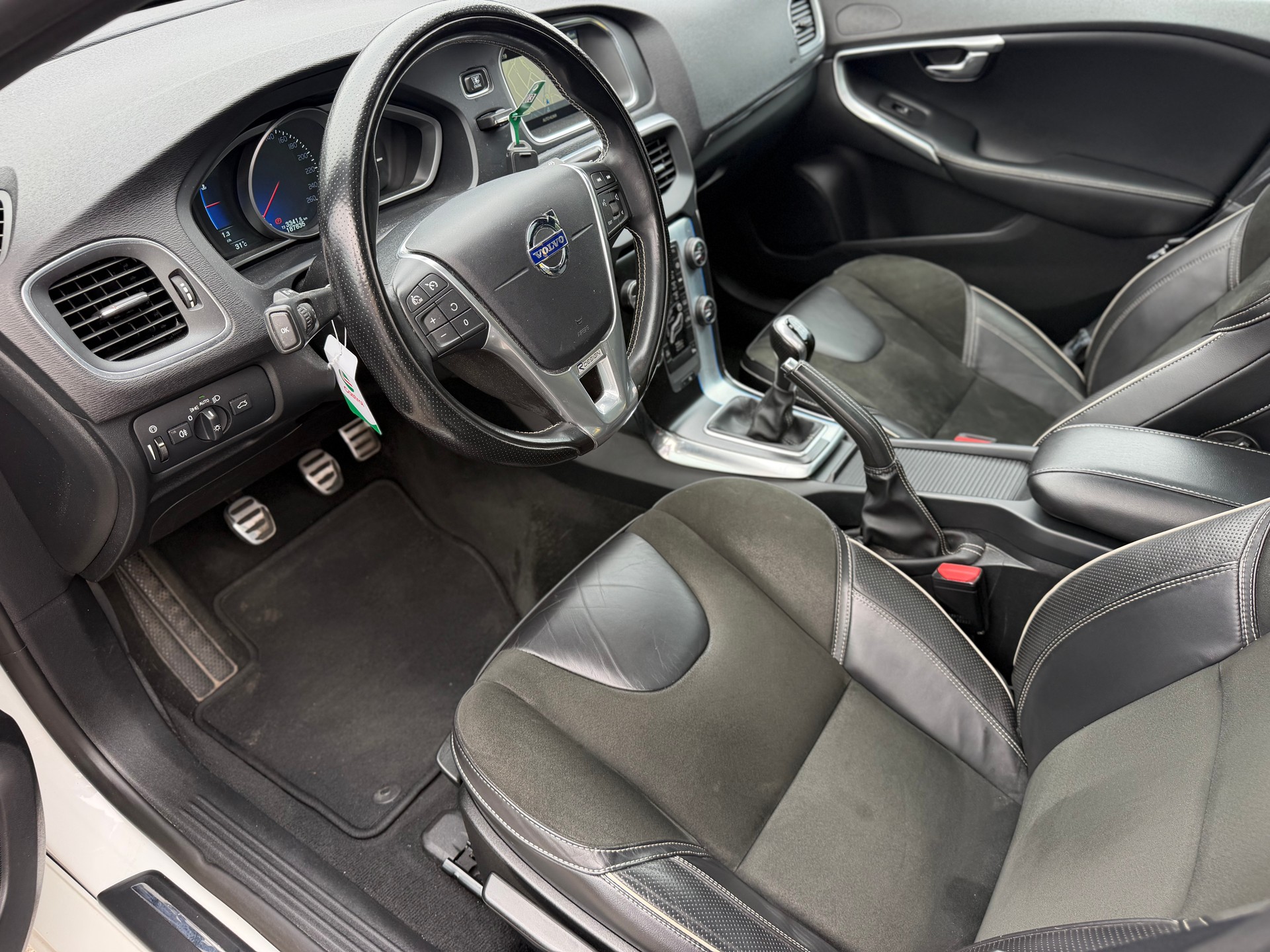 VOLVO V40 T3 Momentum R-Design-image-9