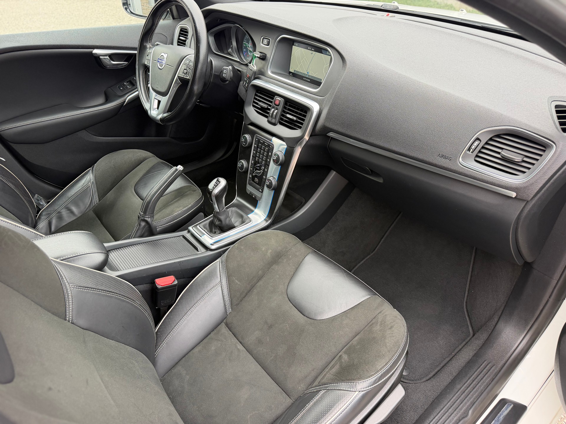 VOLVO V40 T3 Momentum R-Design-image-11