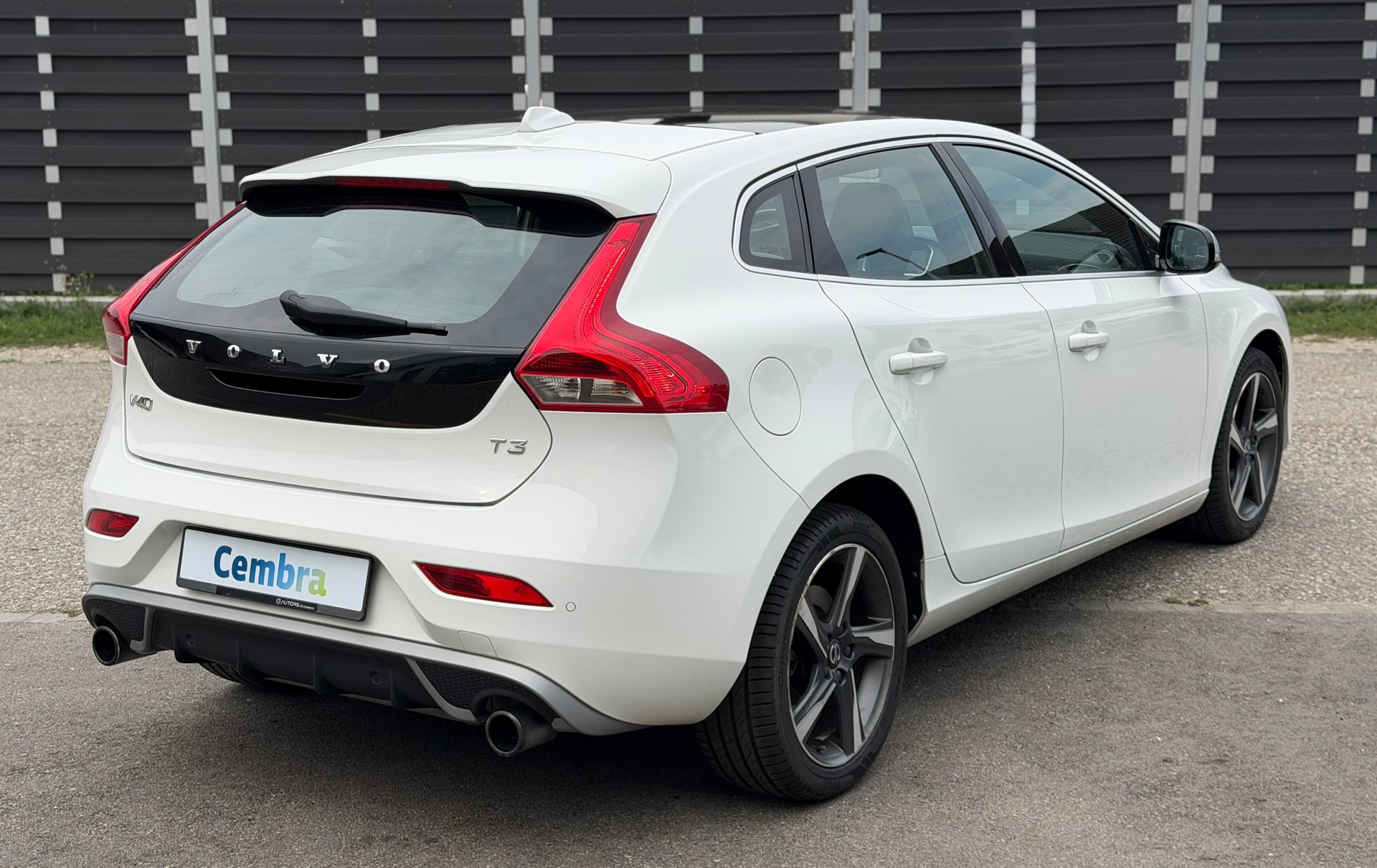 VOLVO V40 T3 Momentum R-Design-image-3