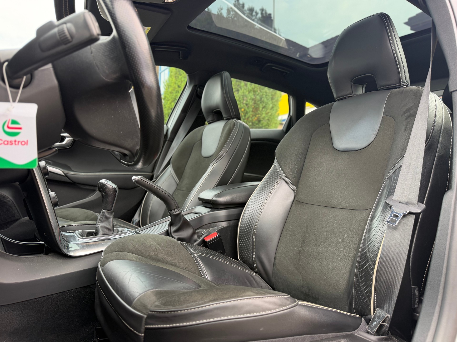 VOLVO V40 T3 Momentum R-Design-image-10