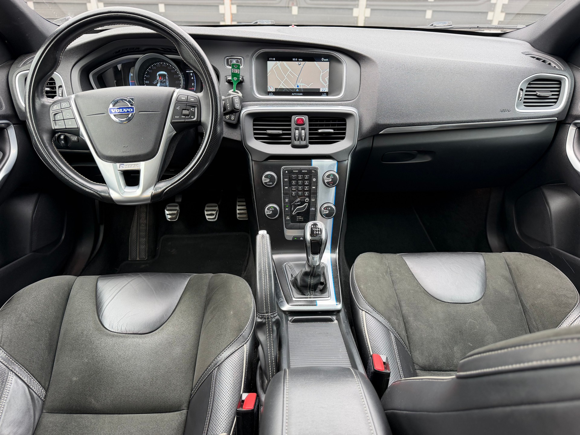 VOLVO V40 T3 Momentum R-Design-image-6