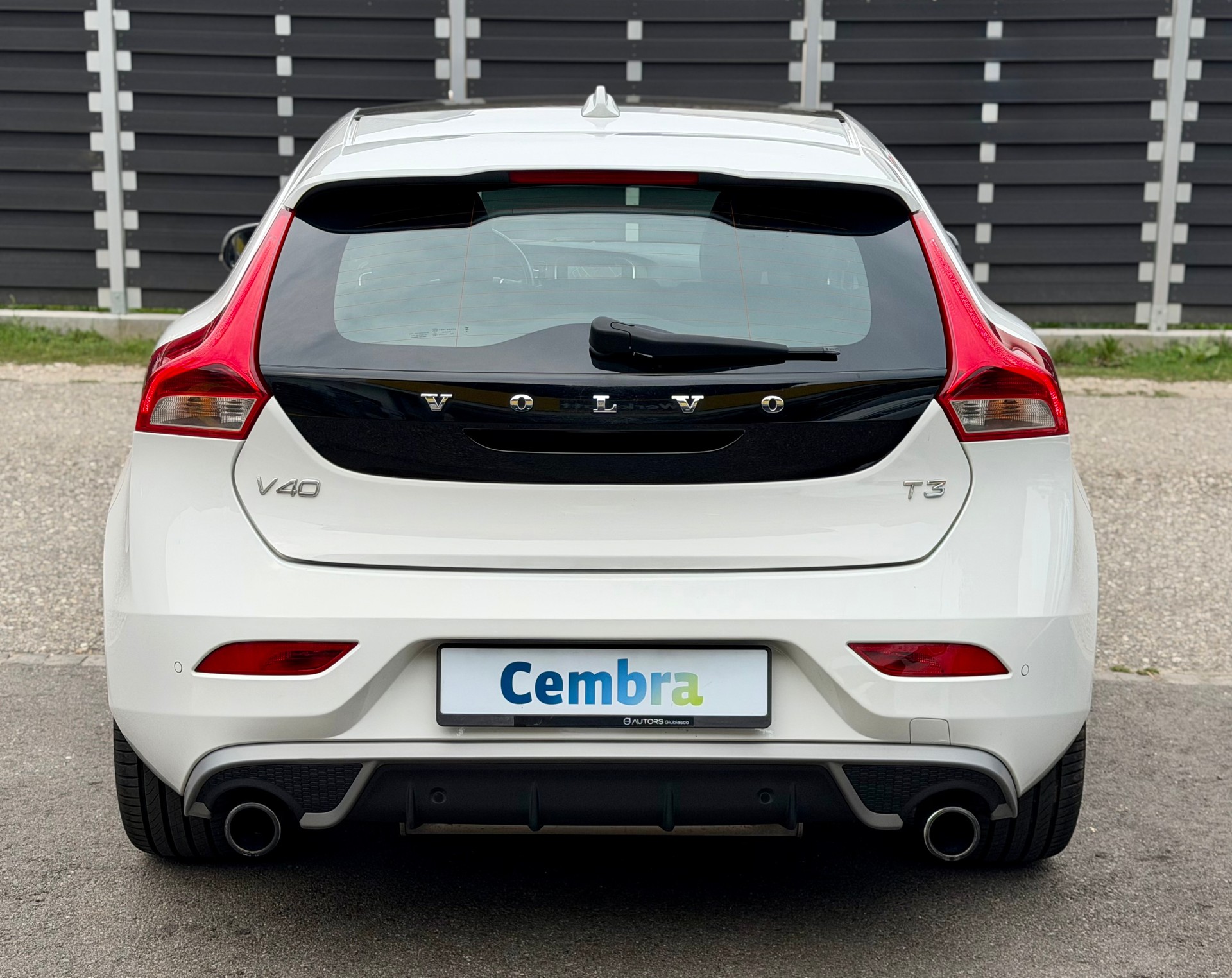 VOLVO V40 T3 Momentum R-Design-image-4