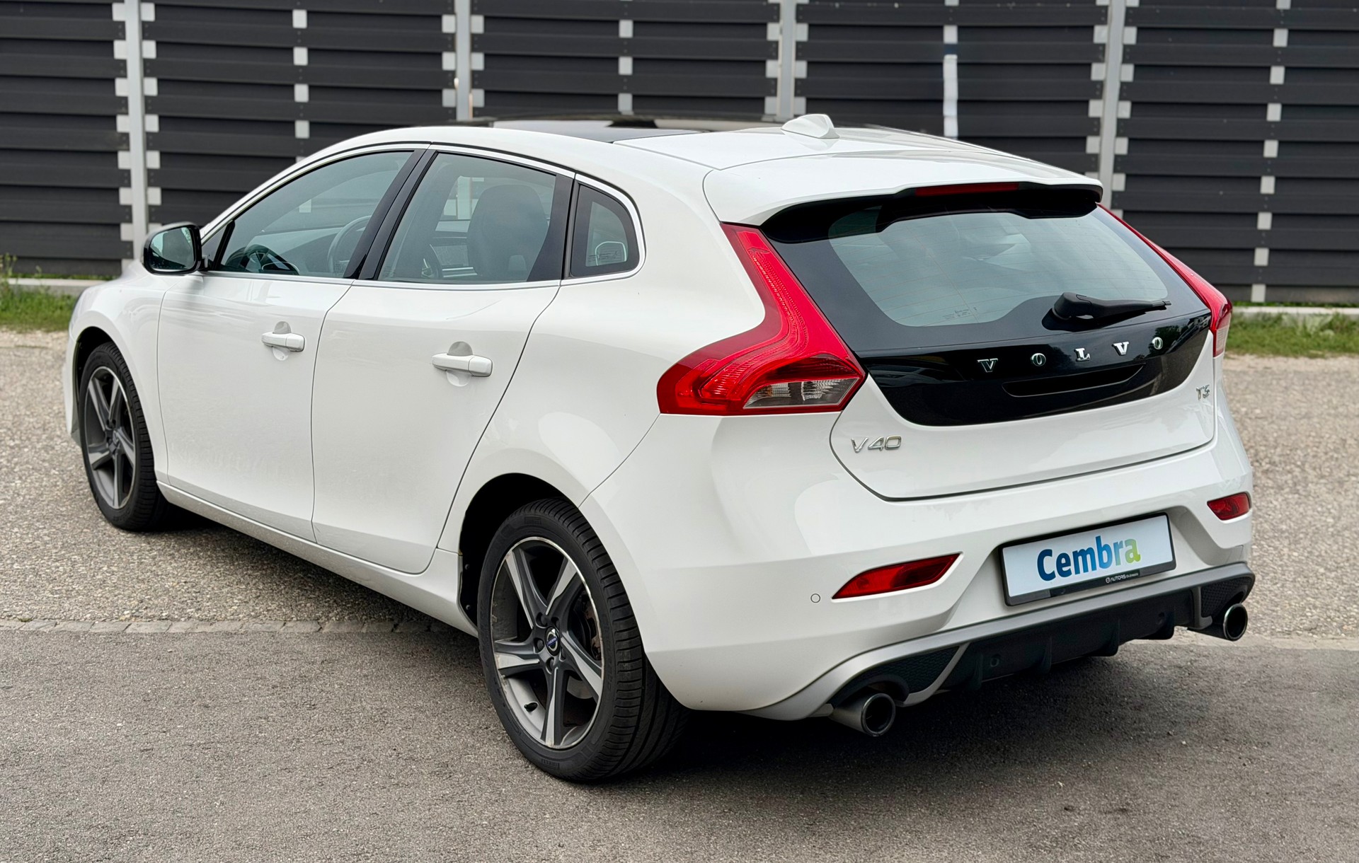 VOLVO V40 T3 Momentum R-Design-image-5