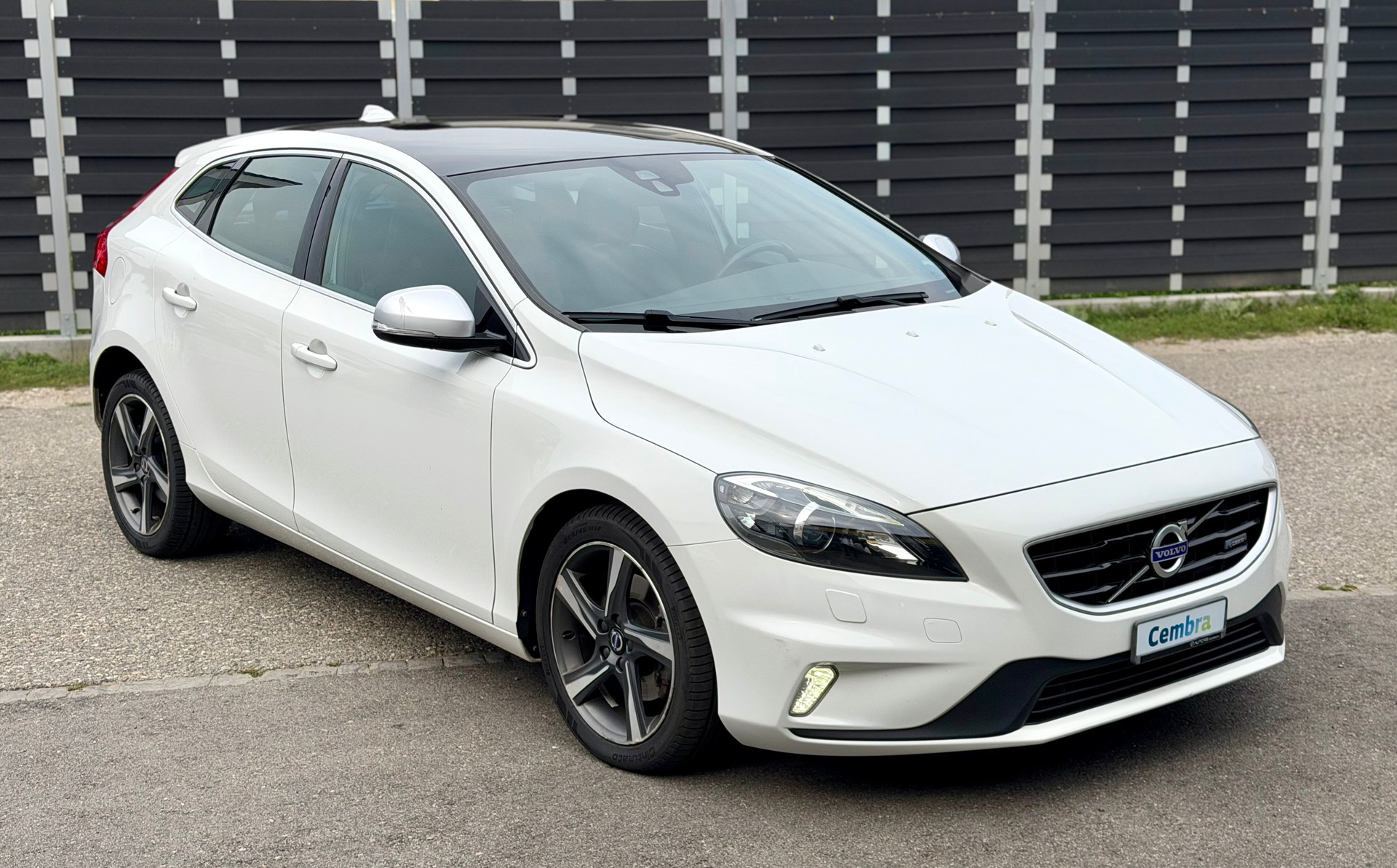 VOLVO V40 T3 Momentum R-Design-image-0