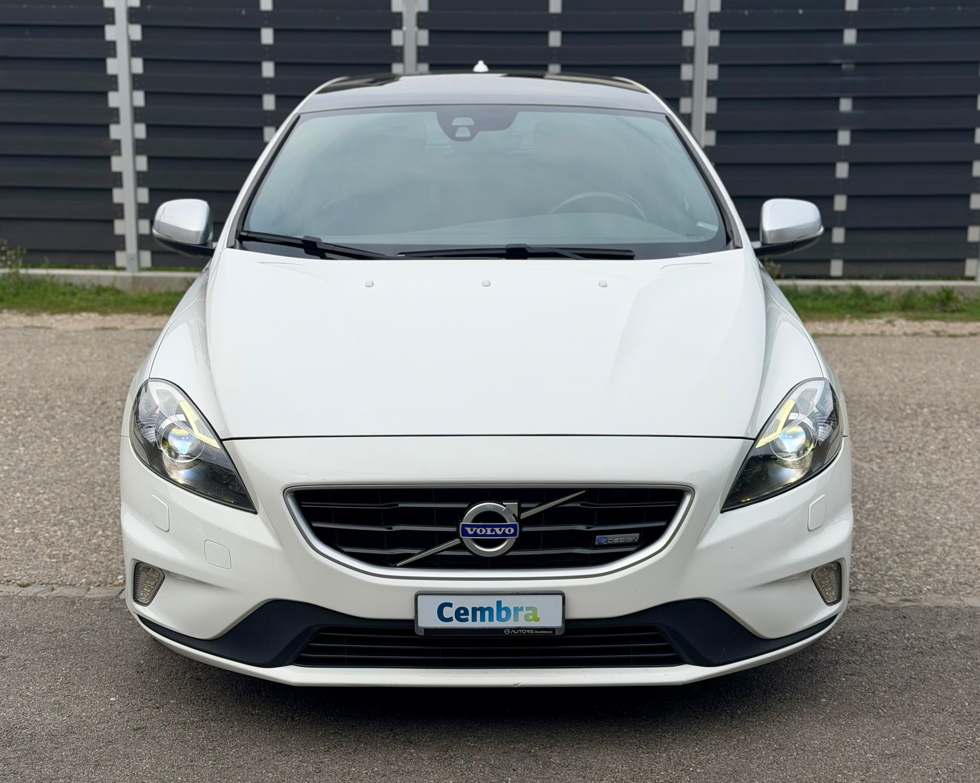 VOLVO V40 T3 Momentum R-Design-image-1