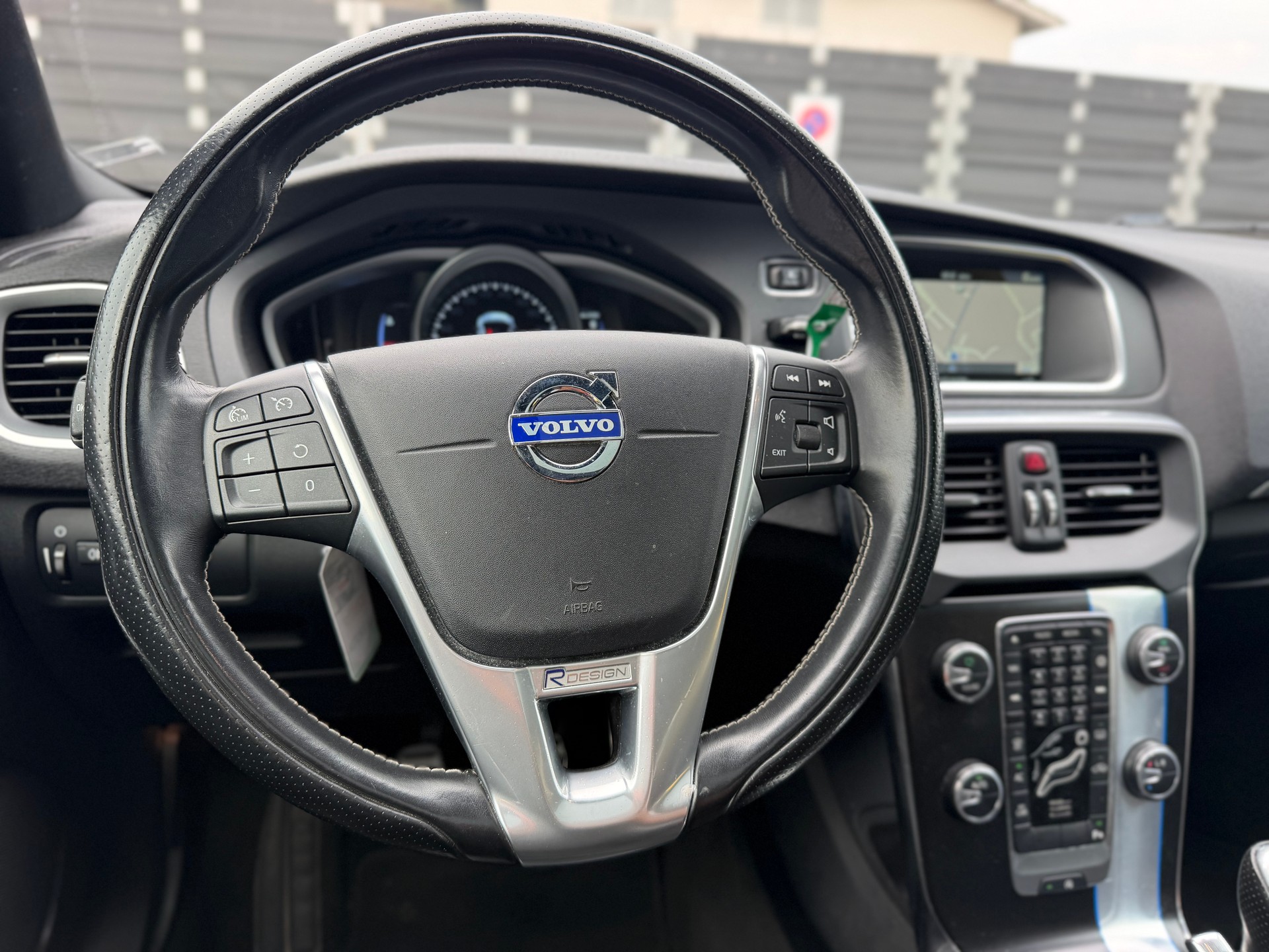 VOLVO V40 T3 Momentum R-Design-image-7