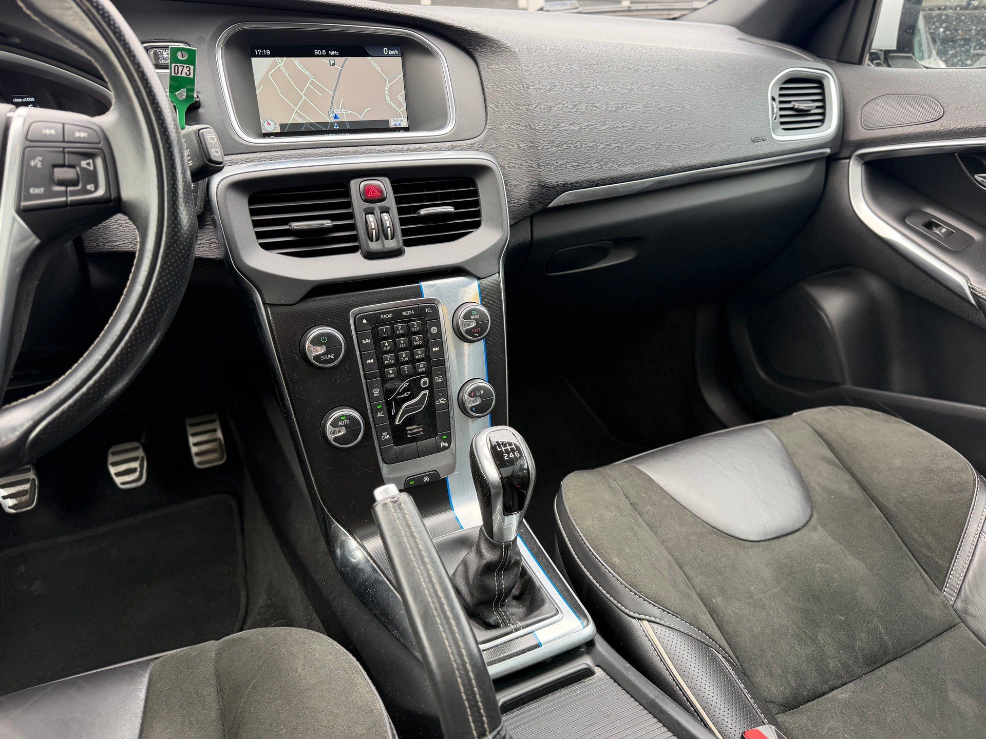 VOLVO V40 T3 Momentum R-Design-image-8