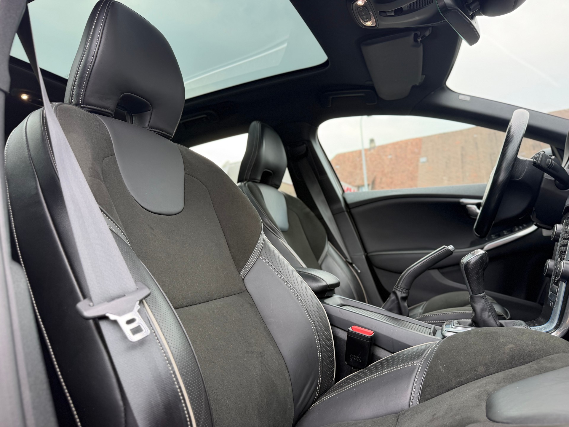 VOLVO V40 T3 Momentum R-Design-image-12