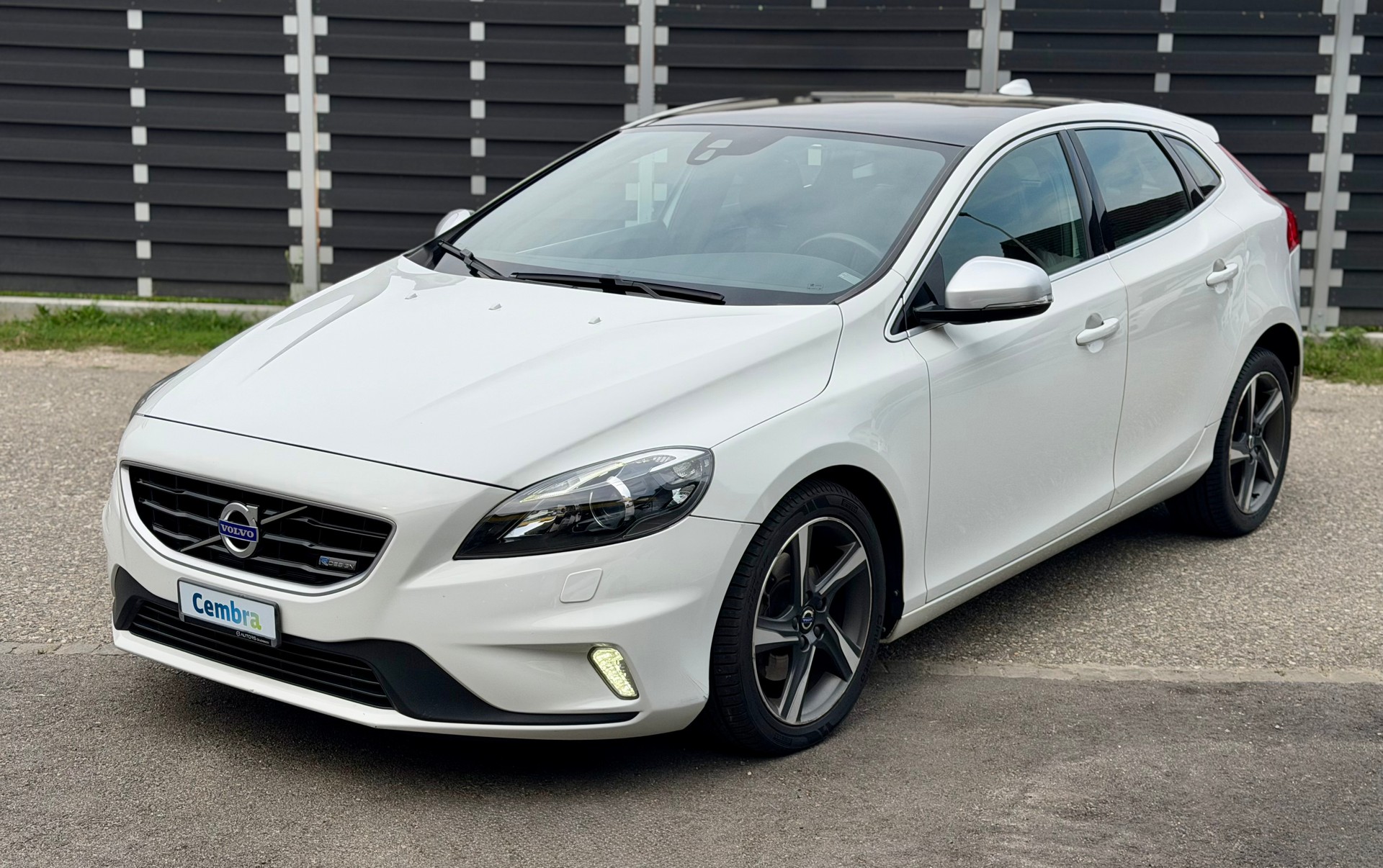 VOLVO V40 T3 Momentum R-Design-image-2