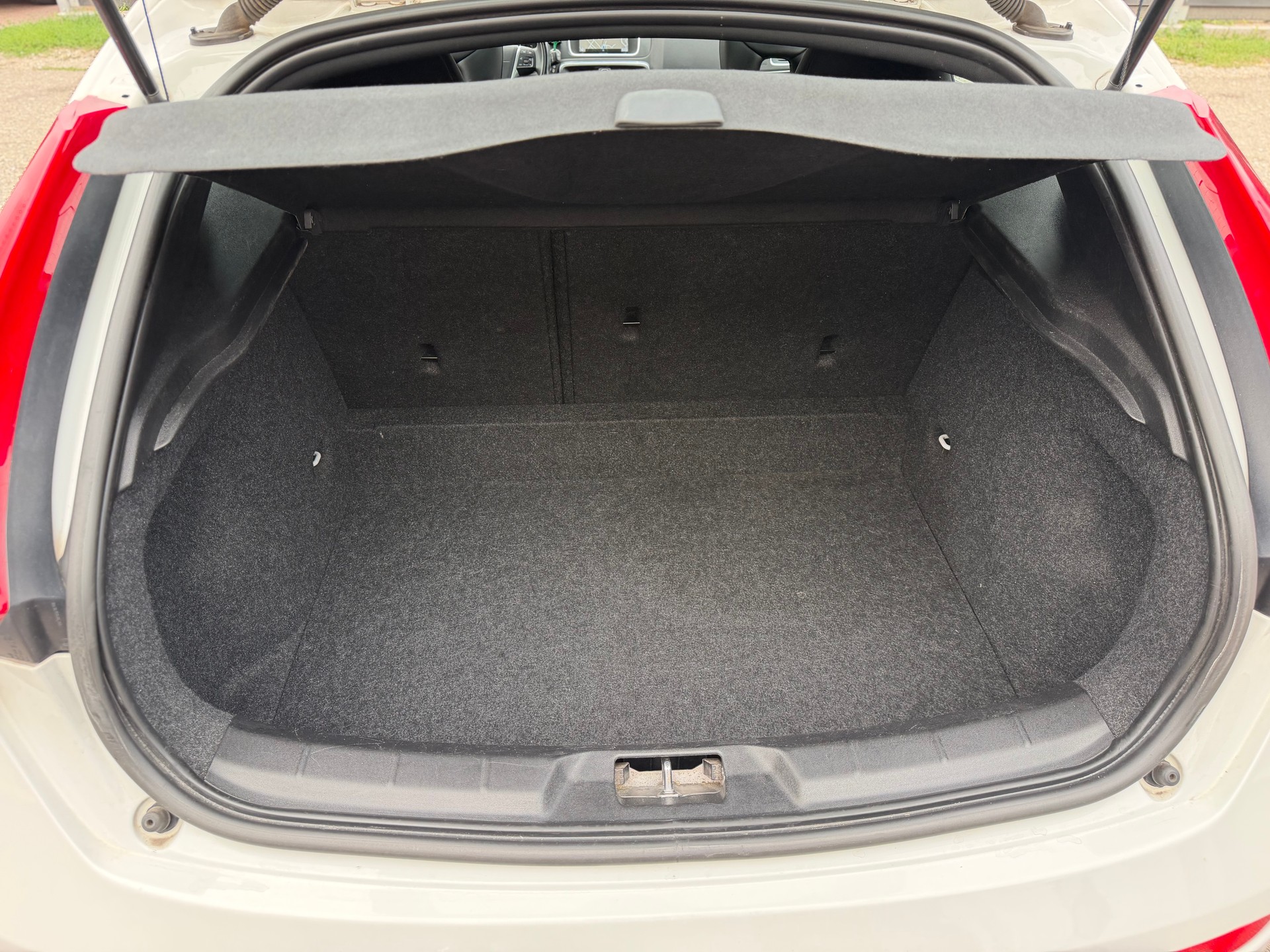 VOLVO V40 T3 Momentum R-Design-image-15