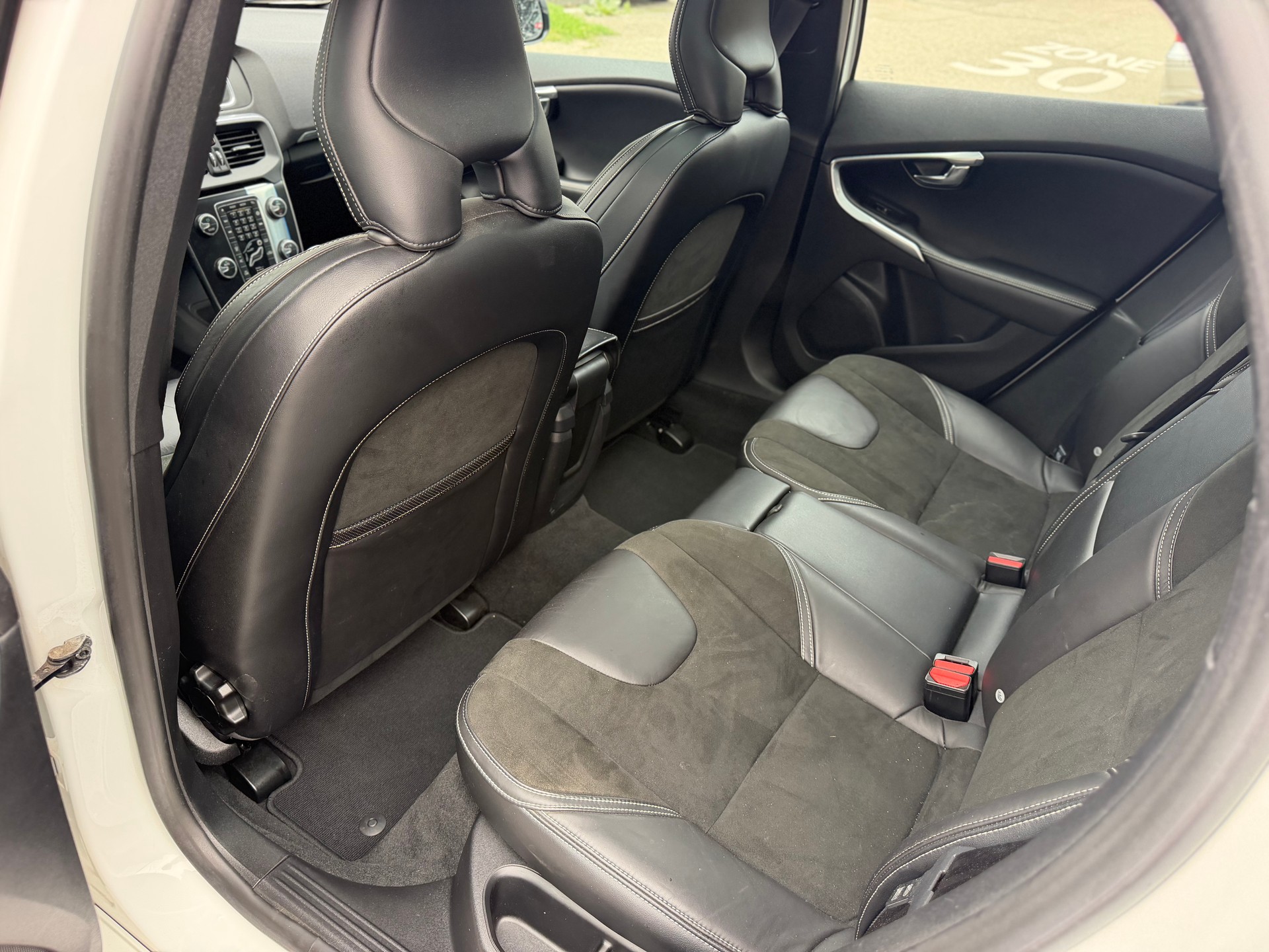 VOLVO V40 T3 Momentum R-Design-image-14