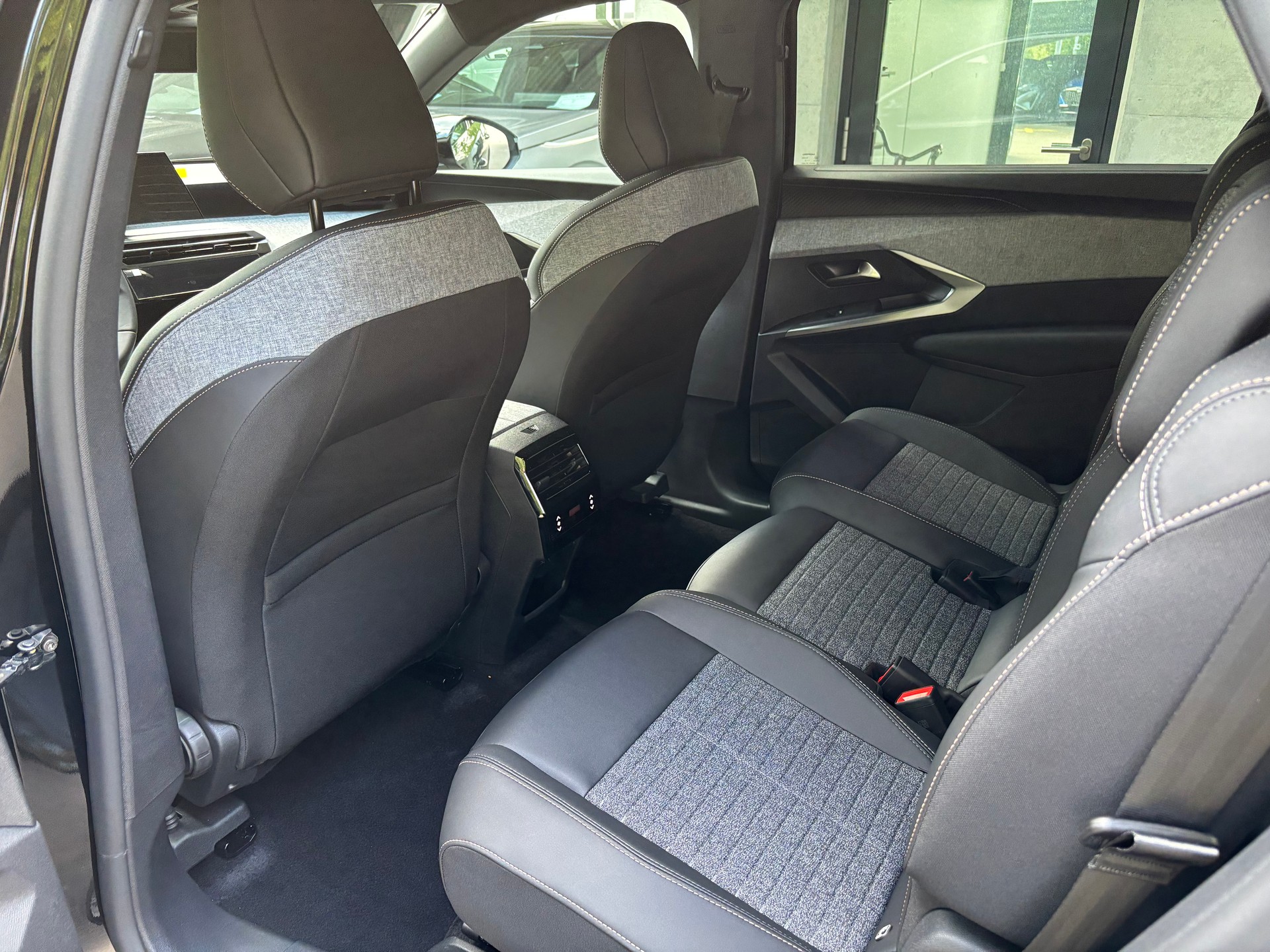 PEUGEOT 5008 210 73kWh Allure Premium Dual Motor 325 AWD-image-10