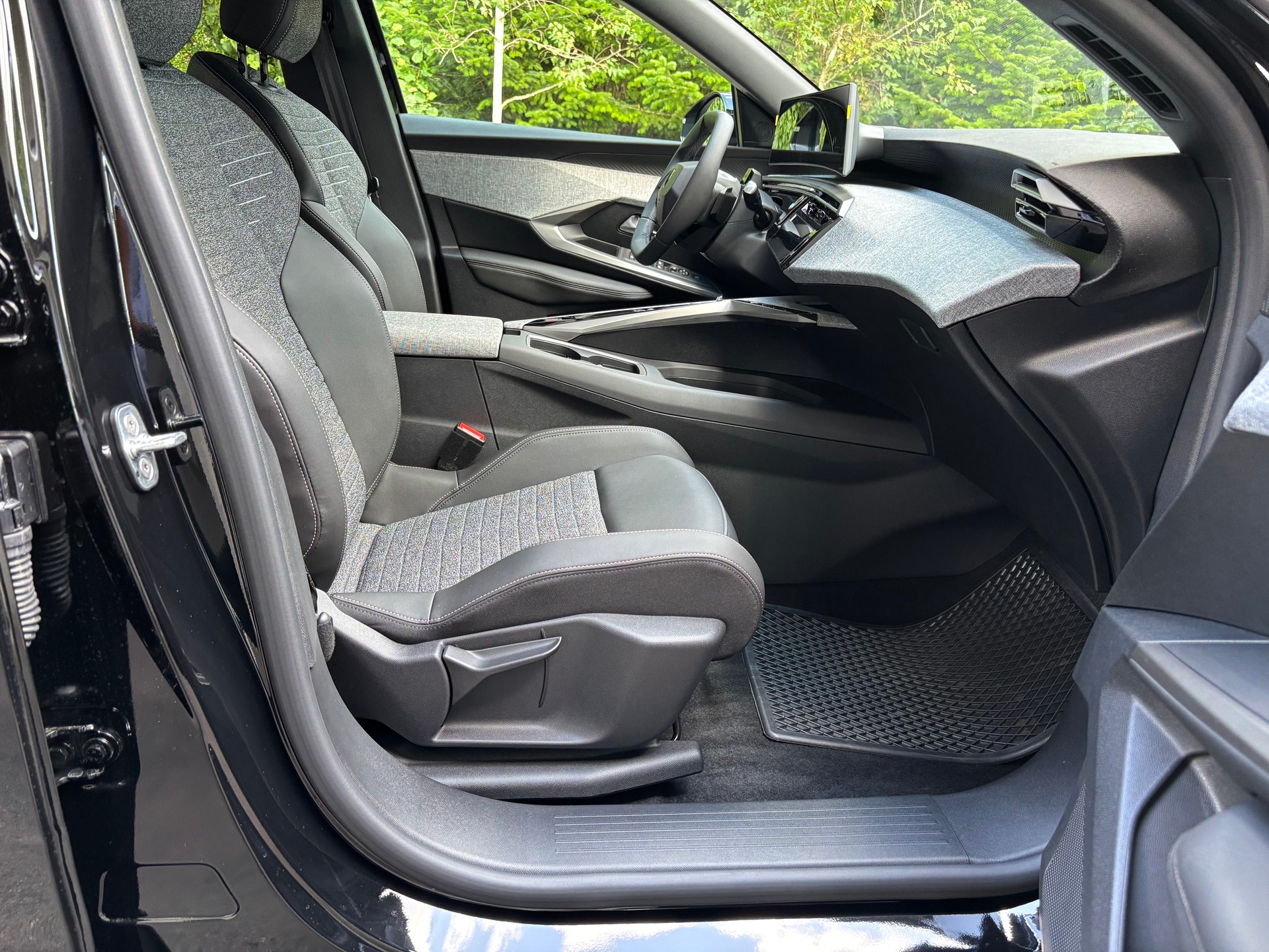 PEUGEOT 5008 210 73kWh Allure Premium Dual Motor 325 AWD-image-9