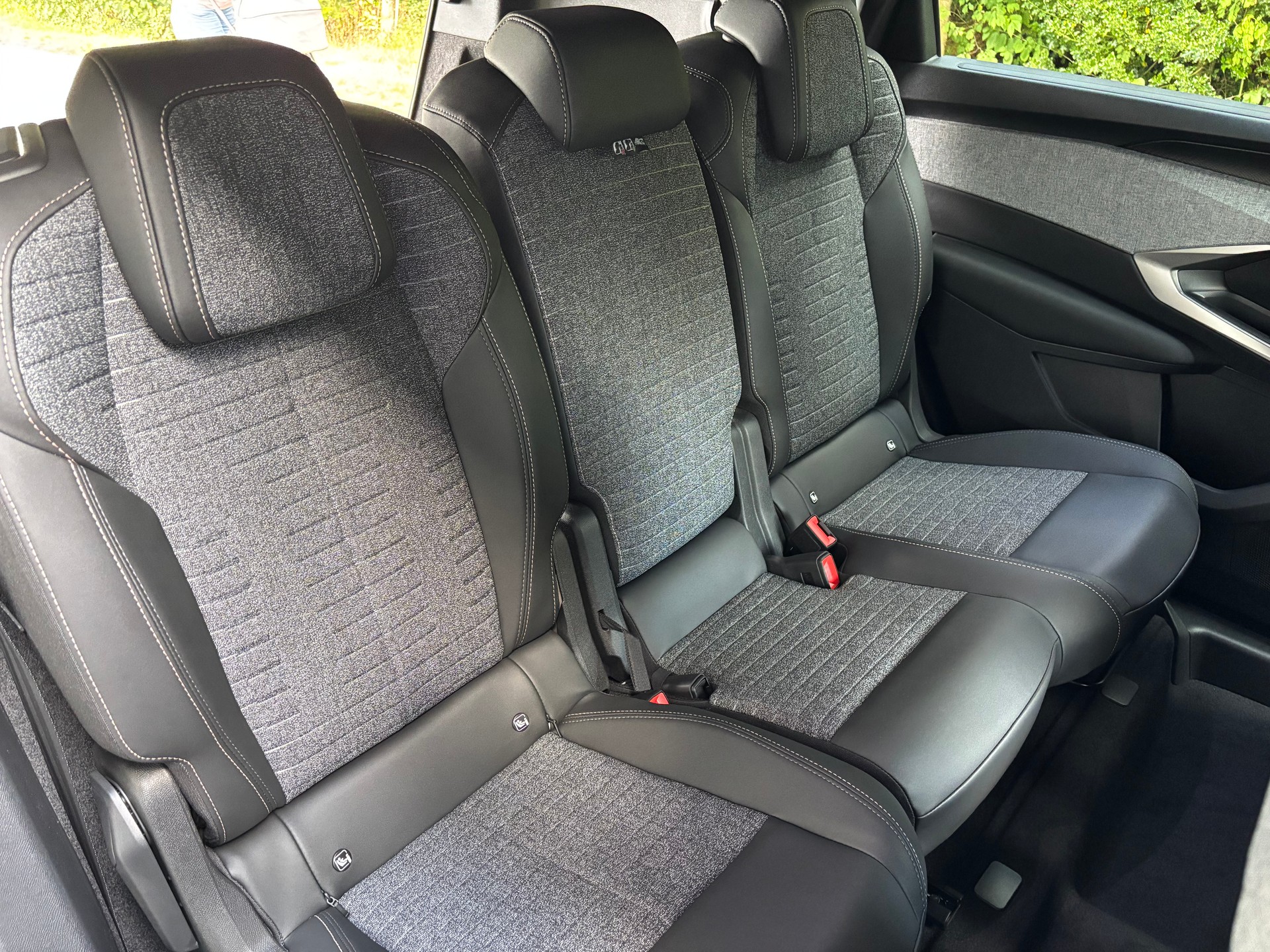 PEUGEOT 5008 210 73kWh Allure Premium Dual Motor 325 AWD-image-8