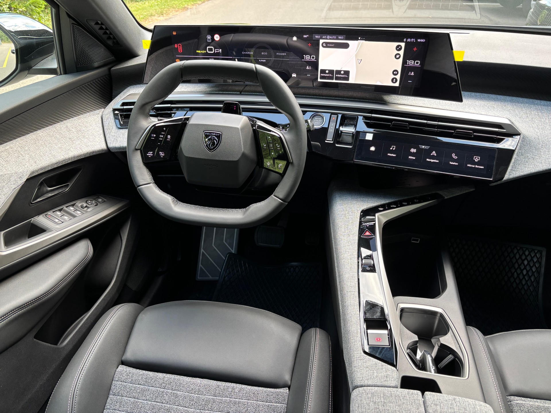 PEUGEOT 5008 210 73kWh Allure Premium Dual Motor 325 AWD-image-11