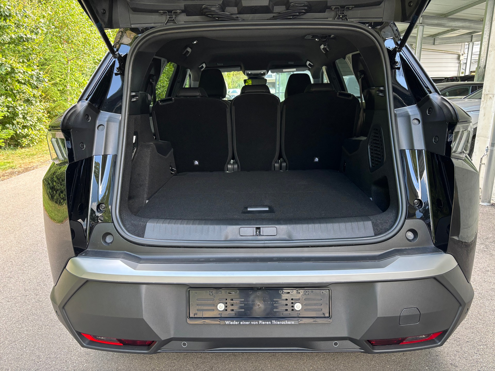 PEUGEOT 5008 210 73kWh Allure Premium Dual Motor 325 AWD-image-4