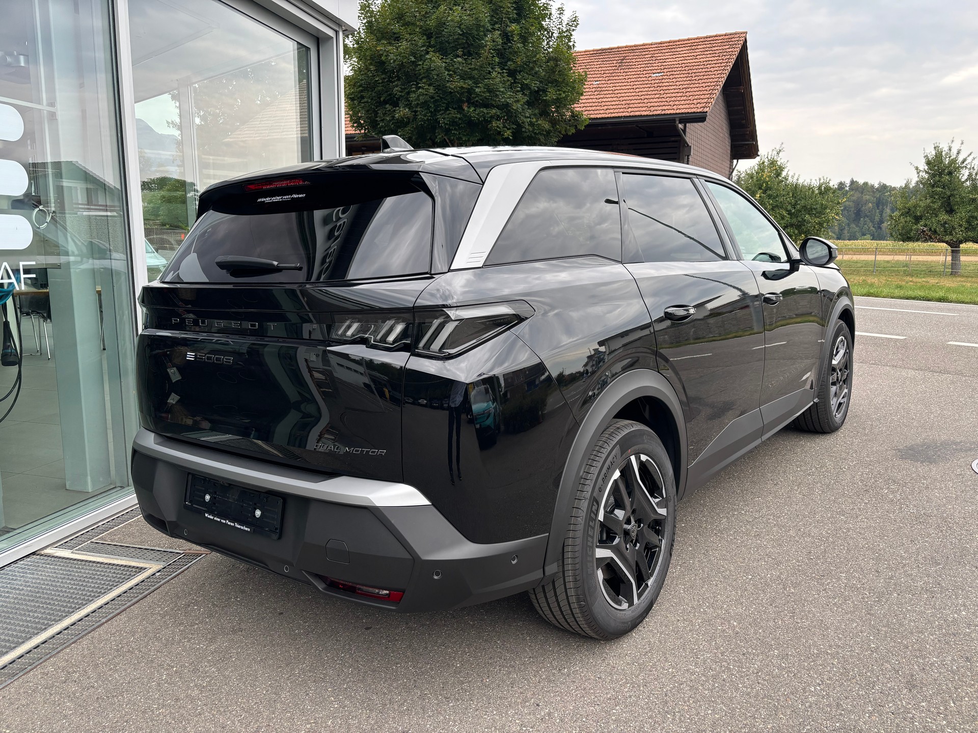 PEUGEOT 5008 210 73kWh Allure Premium Dual Motor 325 AWD-image-3