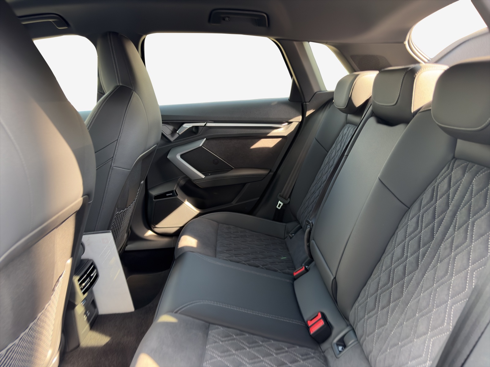 AUDI S3 Sportback TFSI quattro S-tronic-image-11