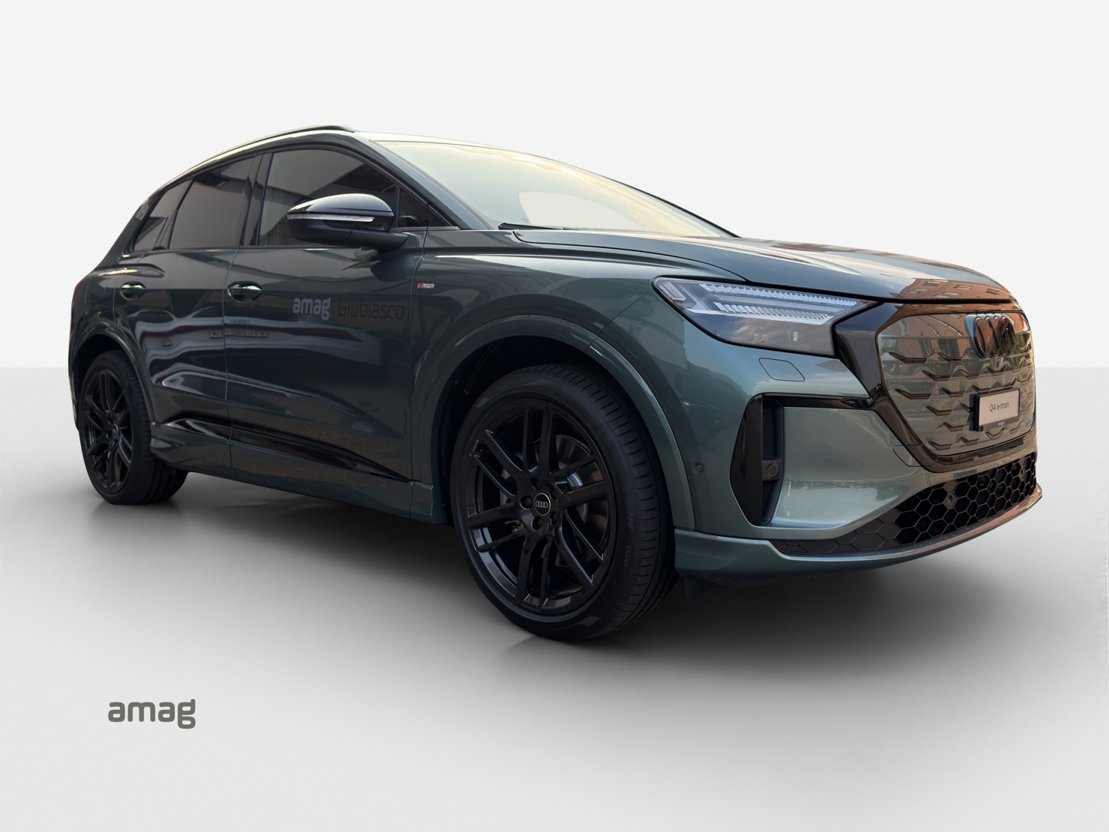 AUDI Q4 e-tron SUV quattro performance Swiss Ski-image-5
