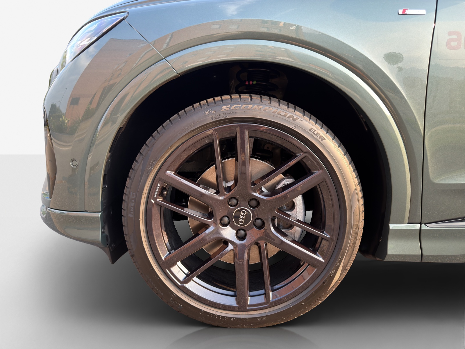 AUDI Q4 e-tron SUV quattro performance Swiss Ski-image-14