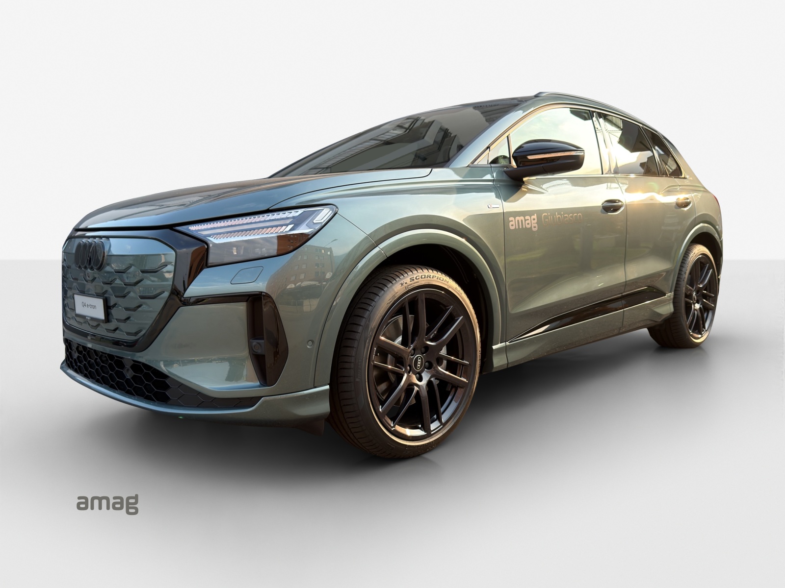 AUDI Q4 e-tron SUV quattro performance Swiss Ski