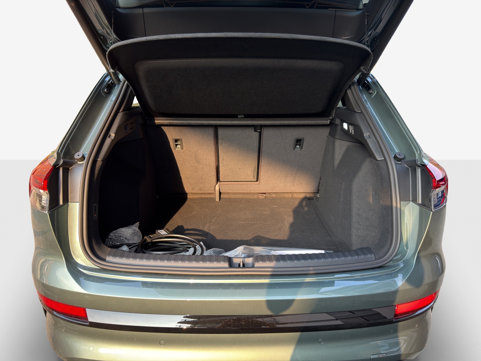 AUDI Q4 e-tron SUV quattro performance Swiss Ski-image-12