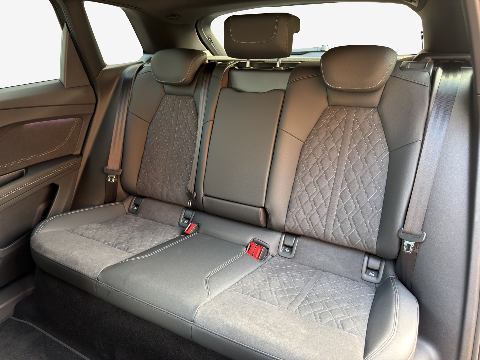 AUDI Q4 e-tron SUV quattro performance Swiss Ski-image-11