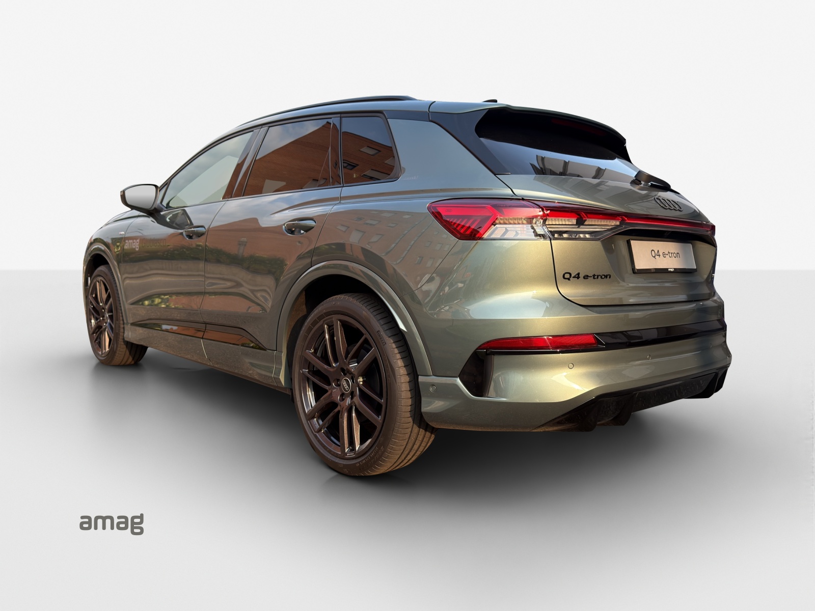 AUDI Q4 e-tron SUV quattro performance Swiss Ski-showroom-element-2
