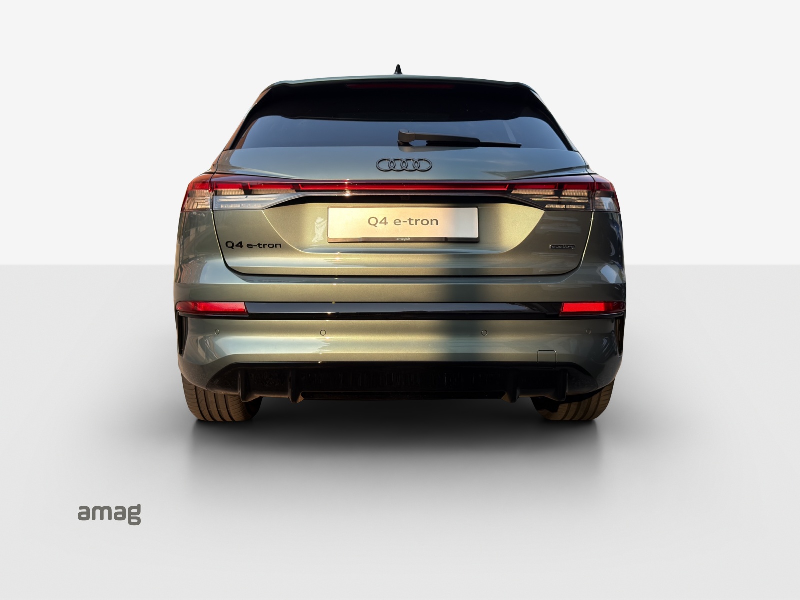 AUDI Q4 e-tron SUV quattro performance Swiss Ski-showroom-element-3