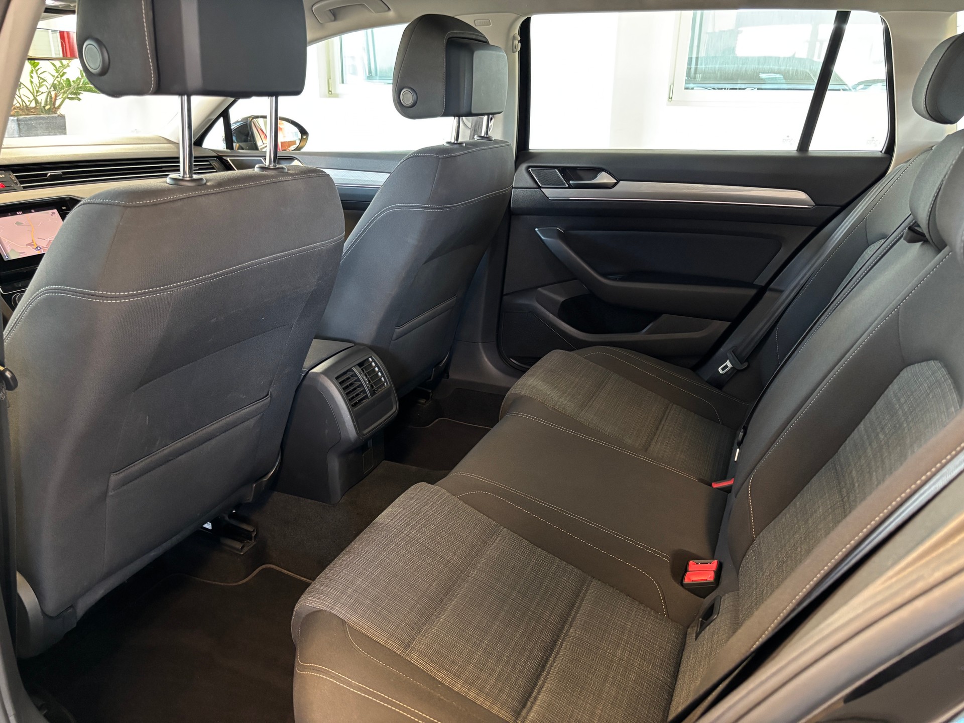 VW Passat 2.0 TDI BMT Business DSG-image-11