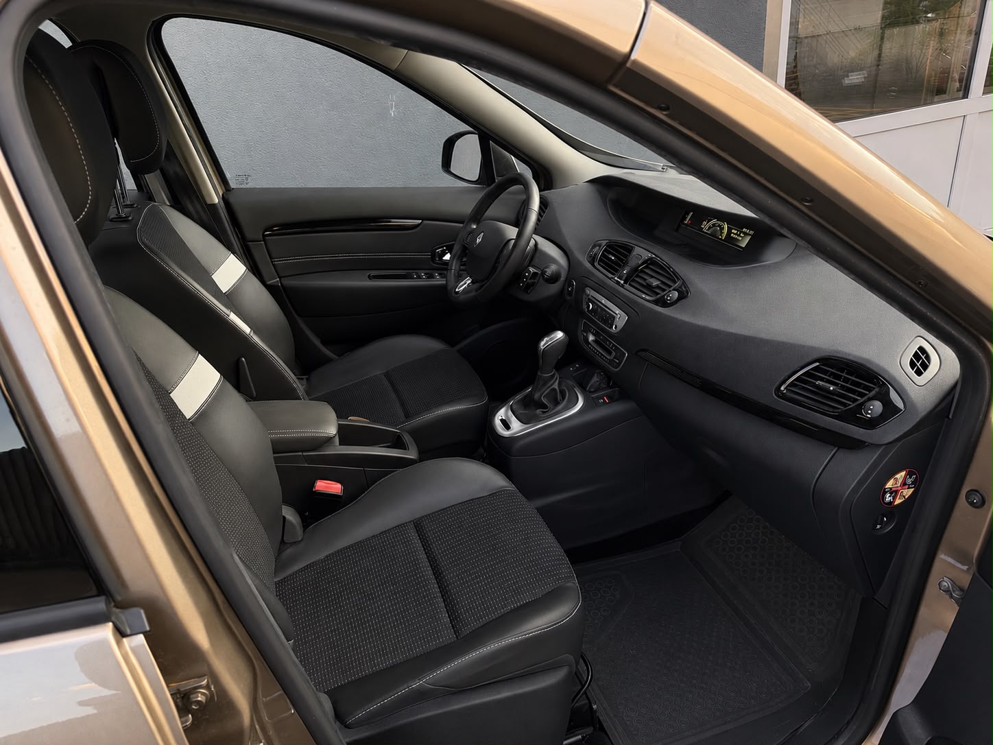 RENAULT Scénic 1.5 dCi Dynamique EDC-image-12