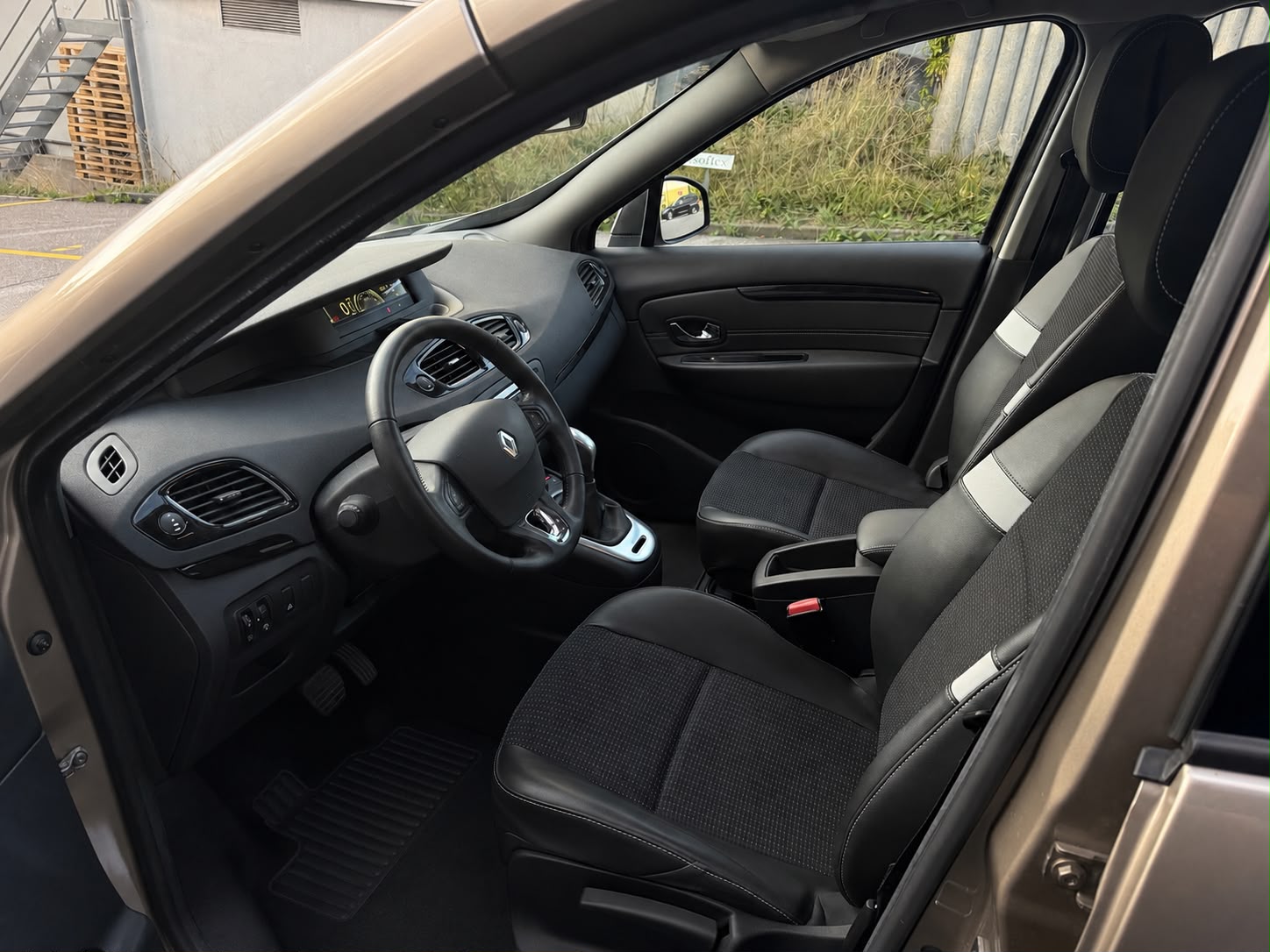 RENAULT Scénic 1.5 dCi Dynamique EDC-image-11