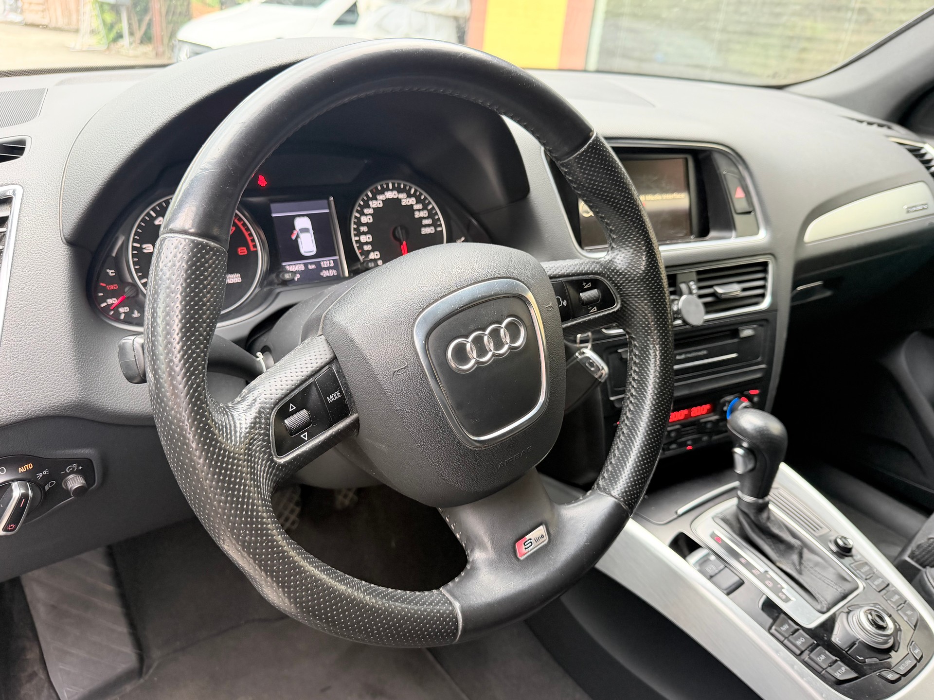 AUDI Q5 2.0 TFSI quattro S-Line-image-8
