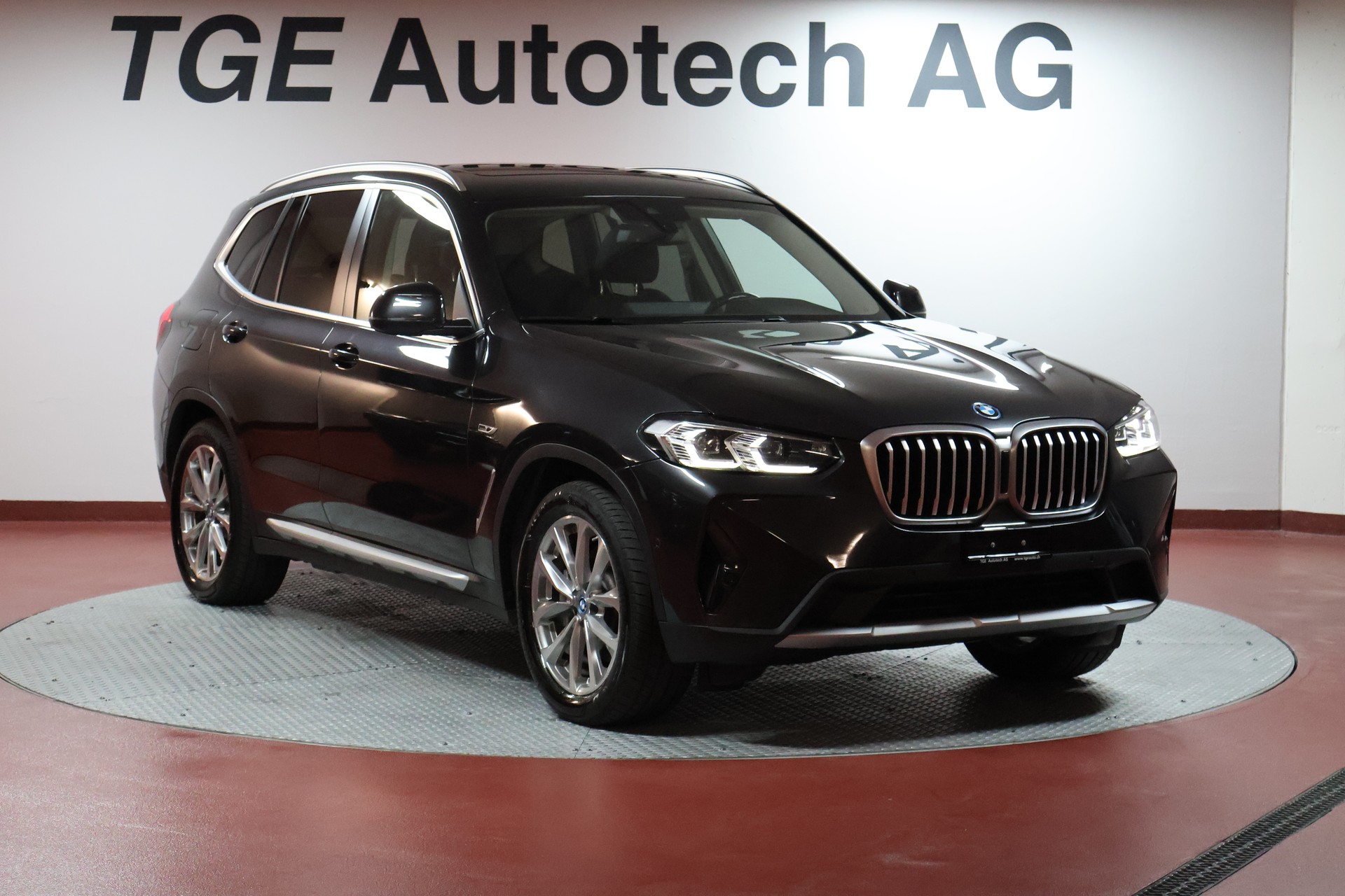BMW X3 xDrive 30e-showroom-element-2
