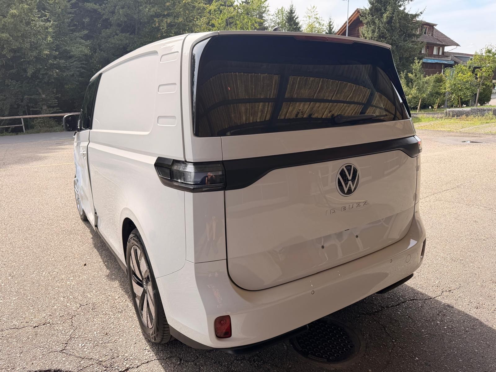 VW ID. Buzz Cargo Pro 4Motion-image-3